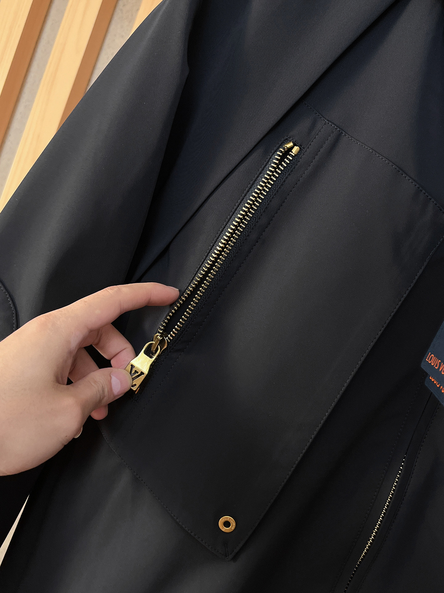 新品。lv新款夹克外套，秀场新品‼品相非常完美，舒适保暖，三标齐全色泽饱满诱人，非常出彩的设计，轻松将时