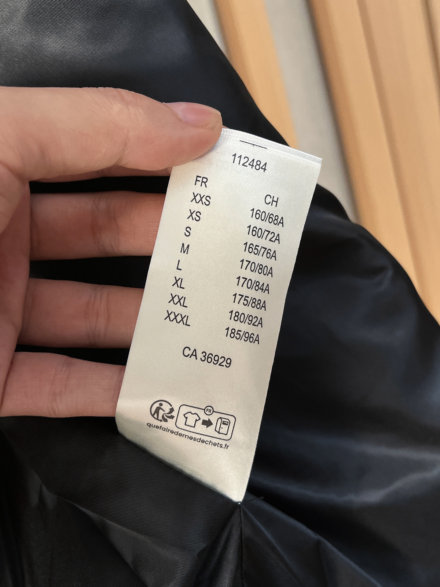 新品。lv新款夹克外套，秀场新品‼品相非常完美，舒适保暖，三标齐全色泽饱满诱人，非常出彩的设计，轻松将时