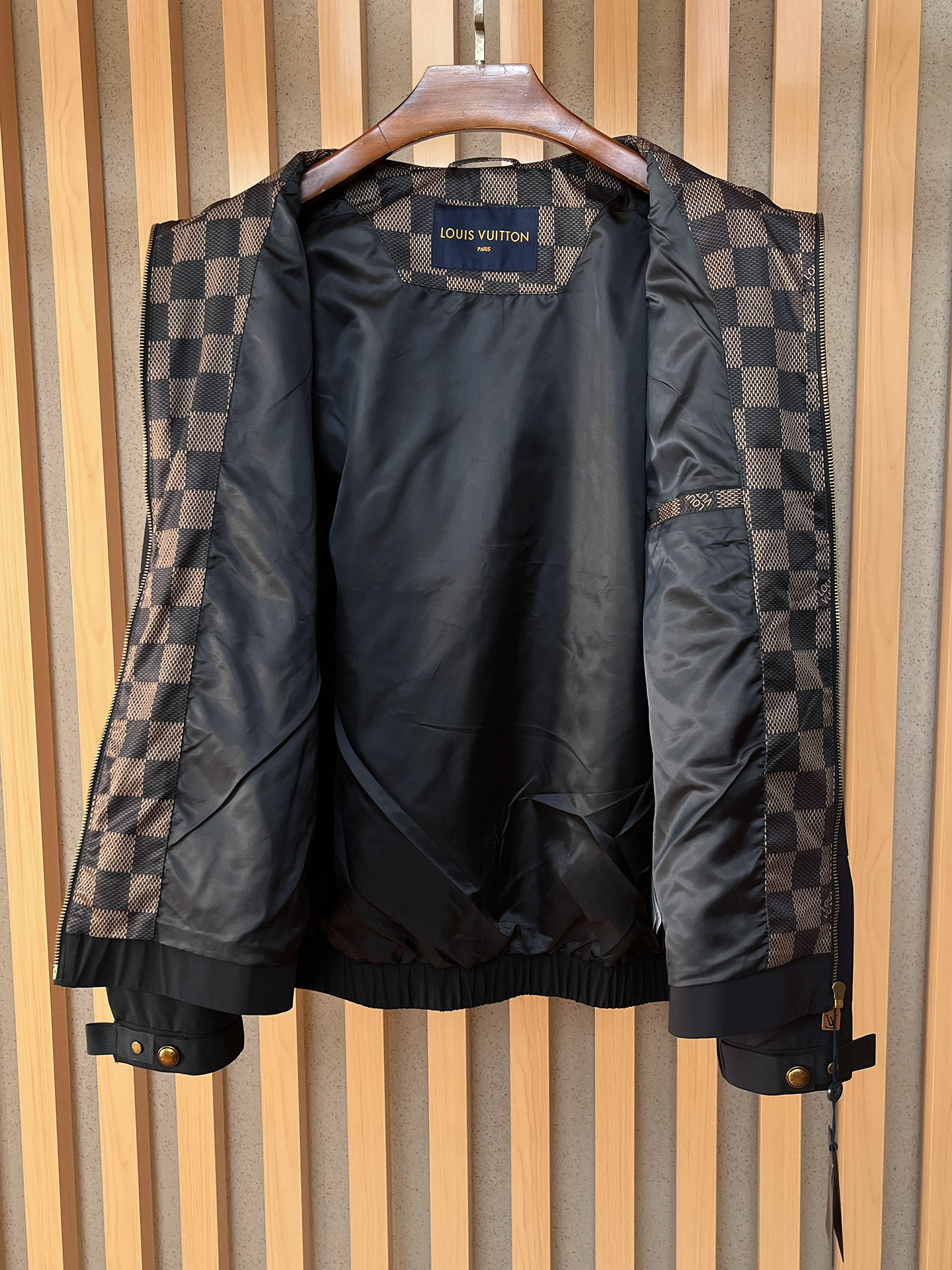 新品。lv新款夹克外套，秀场新品‼品相非常完美，舒适保暖，三标齐全色泽饱满诱人，非常出彩的设计，轻松将时