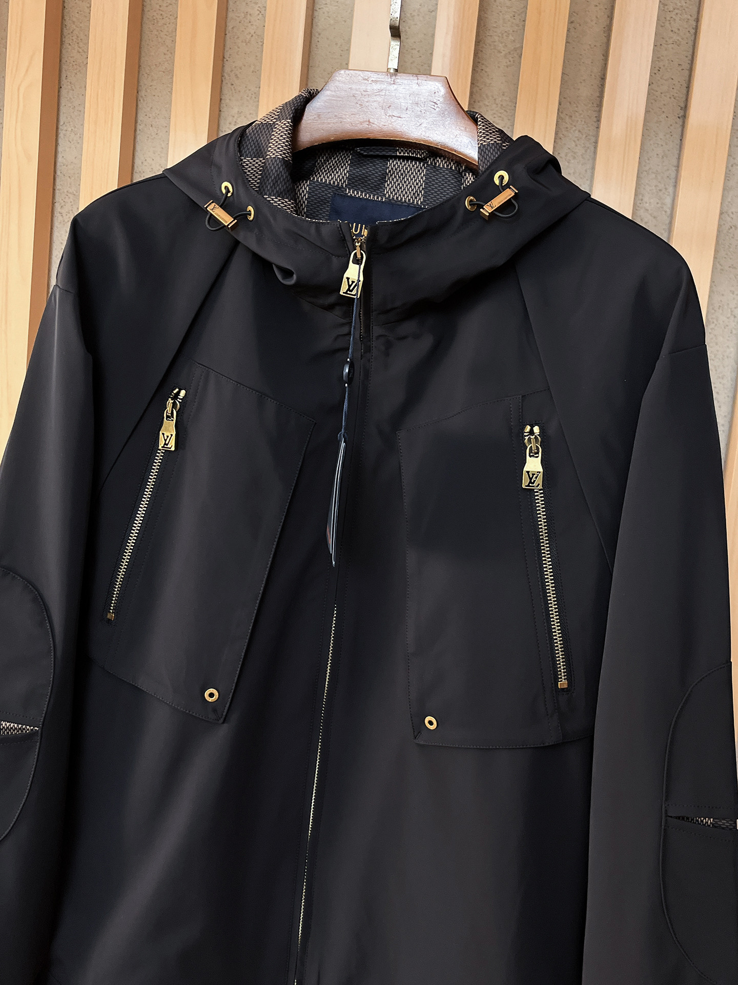 新品。lv新款夹克外套，秀场新品‼品相非常完美，舒适保暖，三标齐全色泽饱满诱人，非常出彩的设计，轻松将时