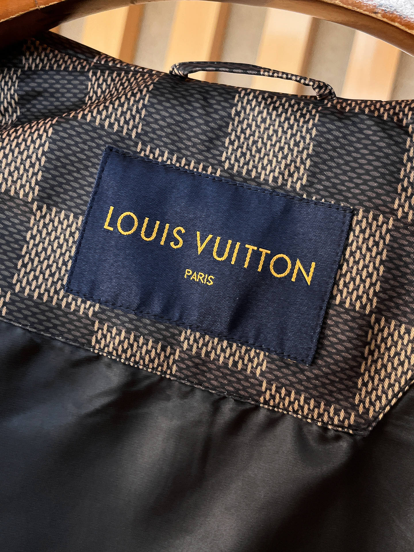 新品。lv新款夹克外套，秀场新品‼品相非常完美，舒适保暖，三标齐全色泽饱满诱人，非常出彩的设计，轻松将时