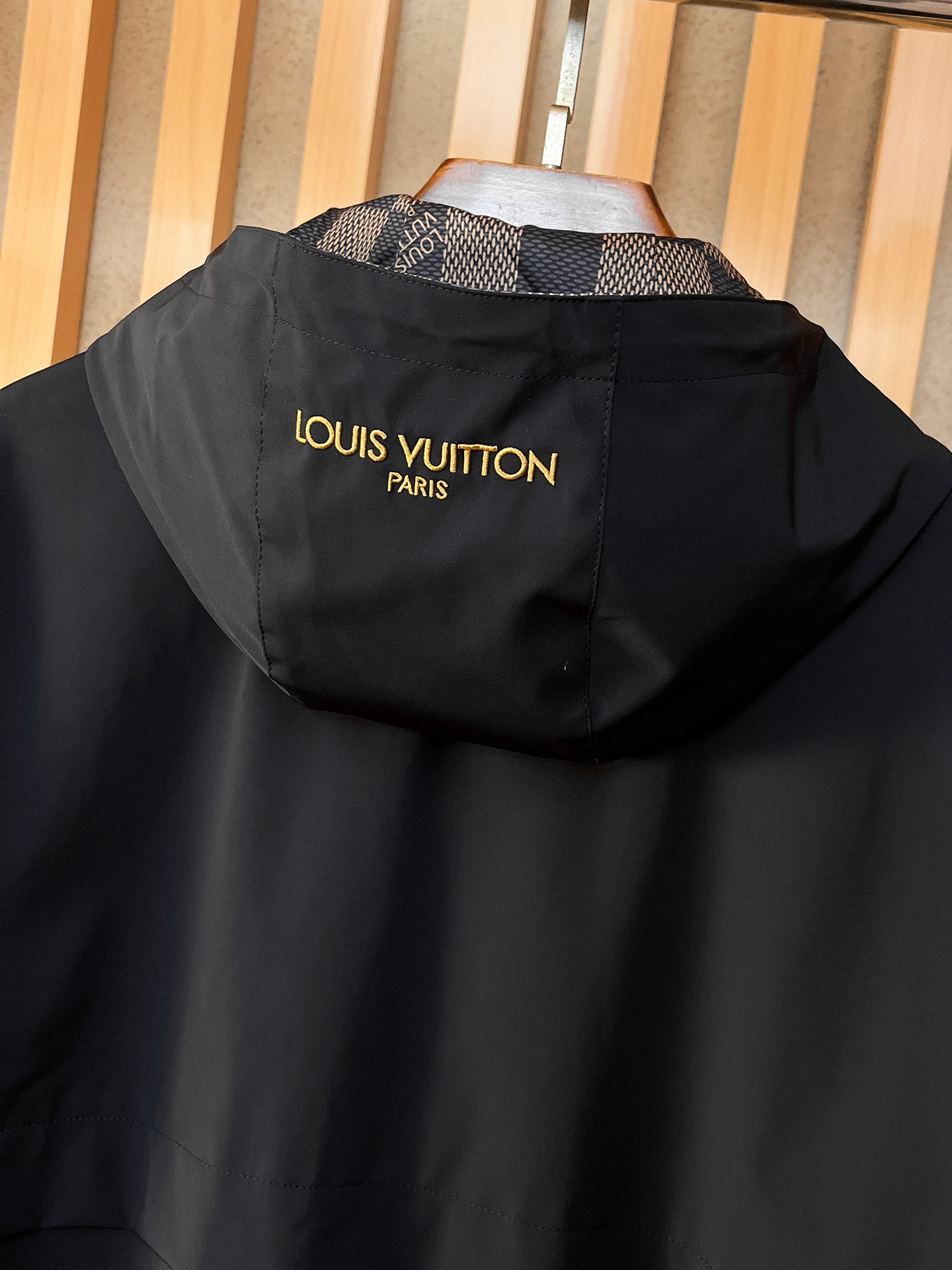 新品。lv新款夹克外套，秀场新品‼品相非常完美，舒适保暖，三标齐全色泽饱满诱人，非常出彩的设计，轻松将时