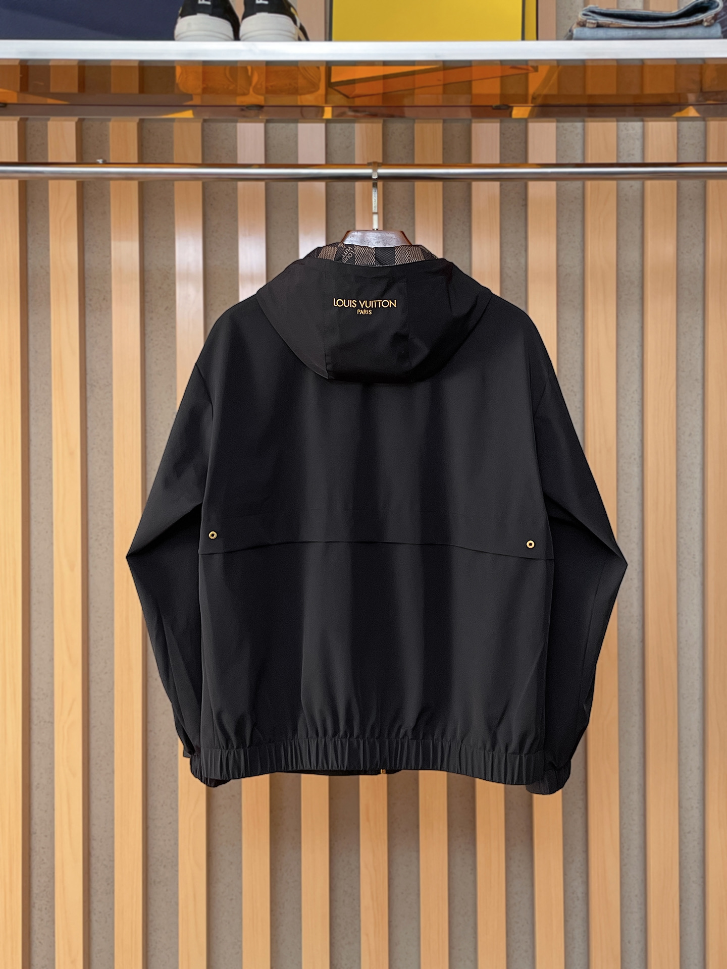 新品。lv新款夹克外套，秀场新品‼品相非常完美，舒适保暖，三标齐全色泽饱满诱人，非常出彩的设计，轻松将时