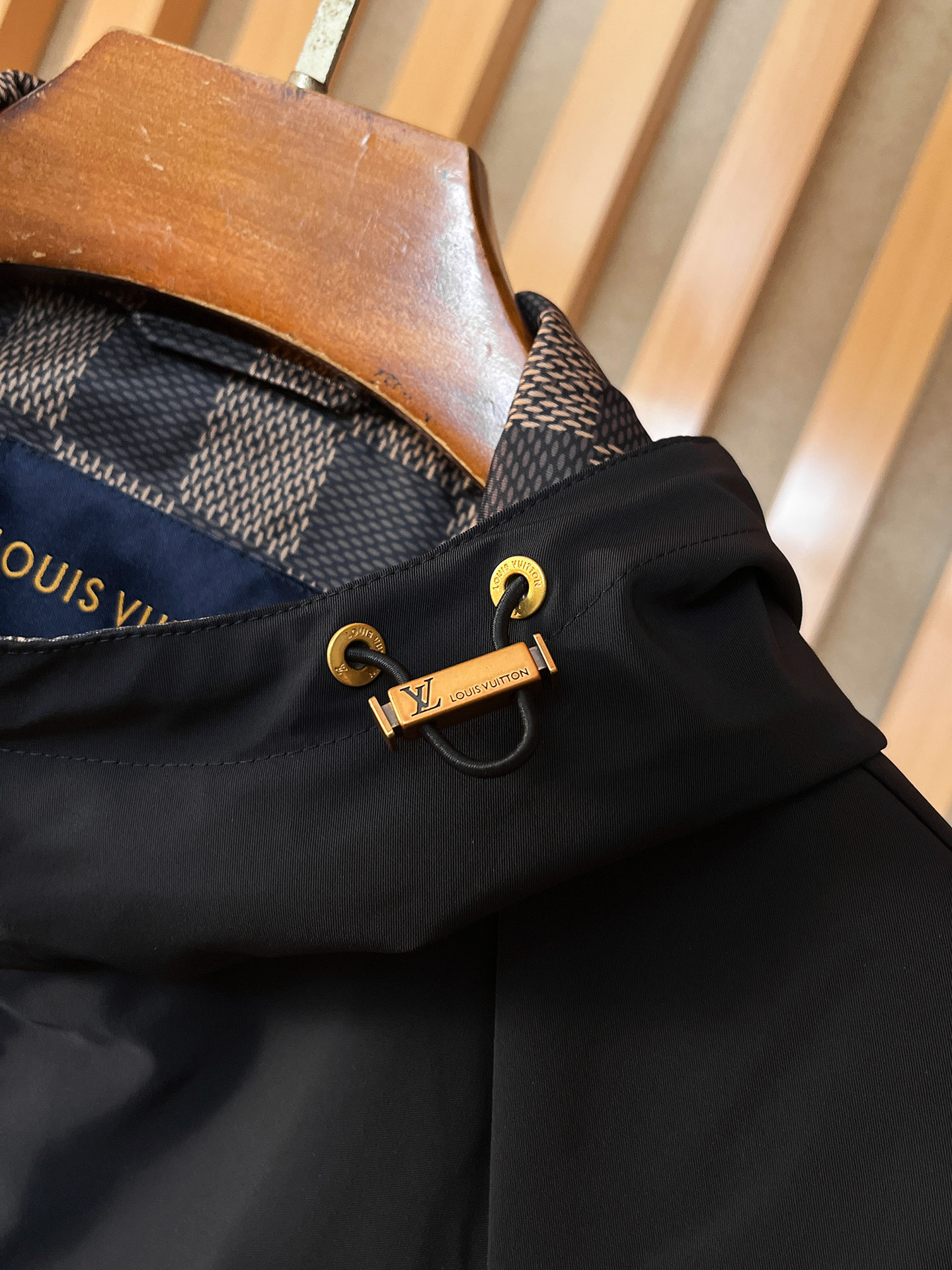 新品。lv新款夹克外套，秀场新品‼品相非常完美，舒适保暖，三标齐全色泽饱满诱人，非常出彩的设计，轻松将时