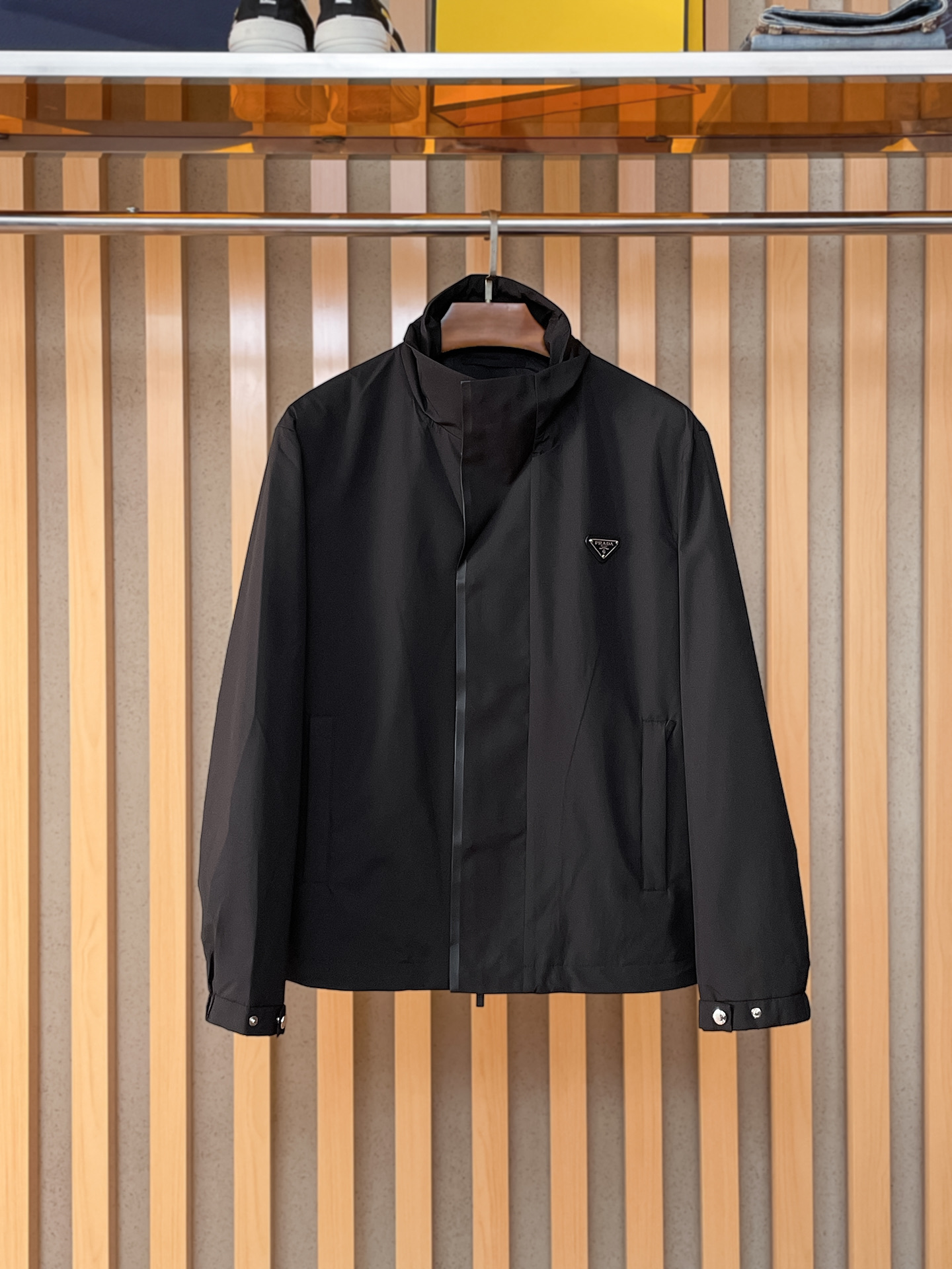 上新 。普拉达官网同款，三标齐全！2025春夏新款男士夹克外套，时尚休闲高端版本！专柜定制面料 透气舒适