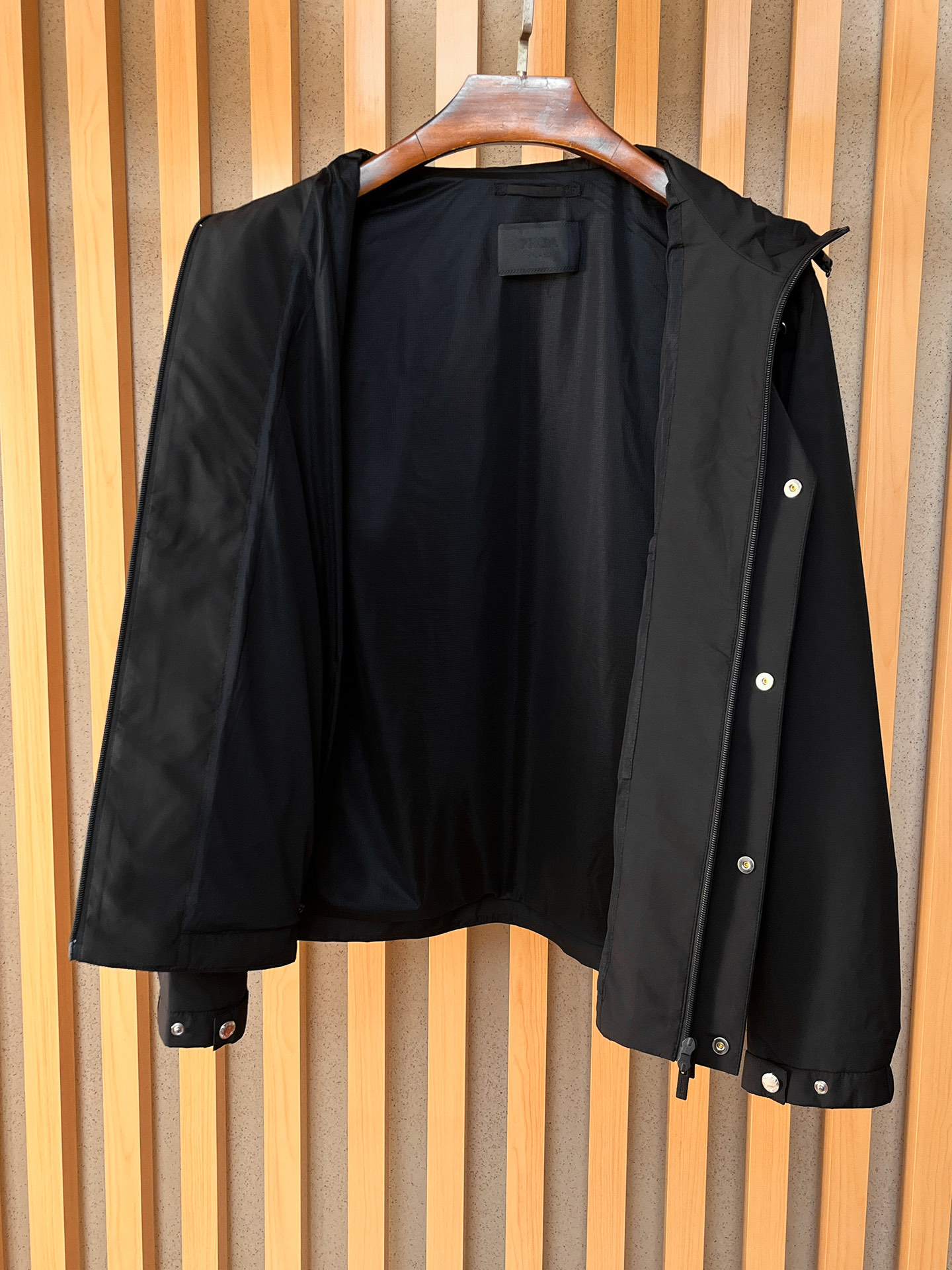 上新 。普拉达官网同款，三标齐全！2025春夏新款男士夹克外套，时尚休闲高端版本！专柜定制面料 透气舒适