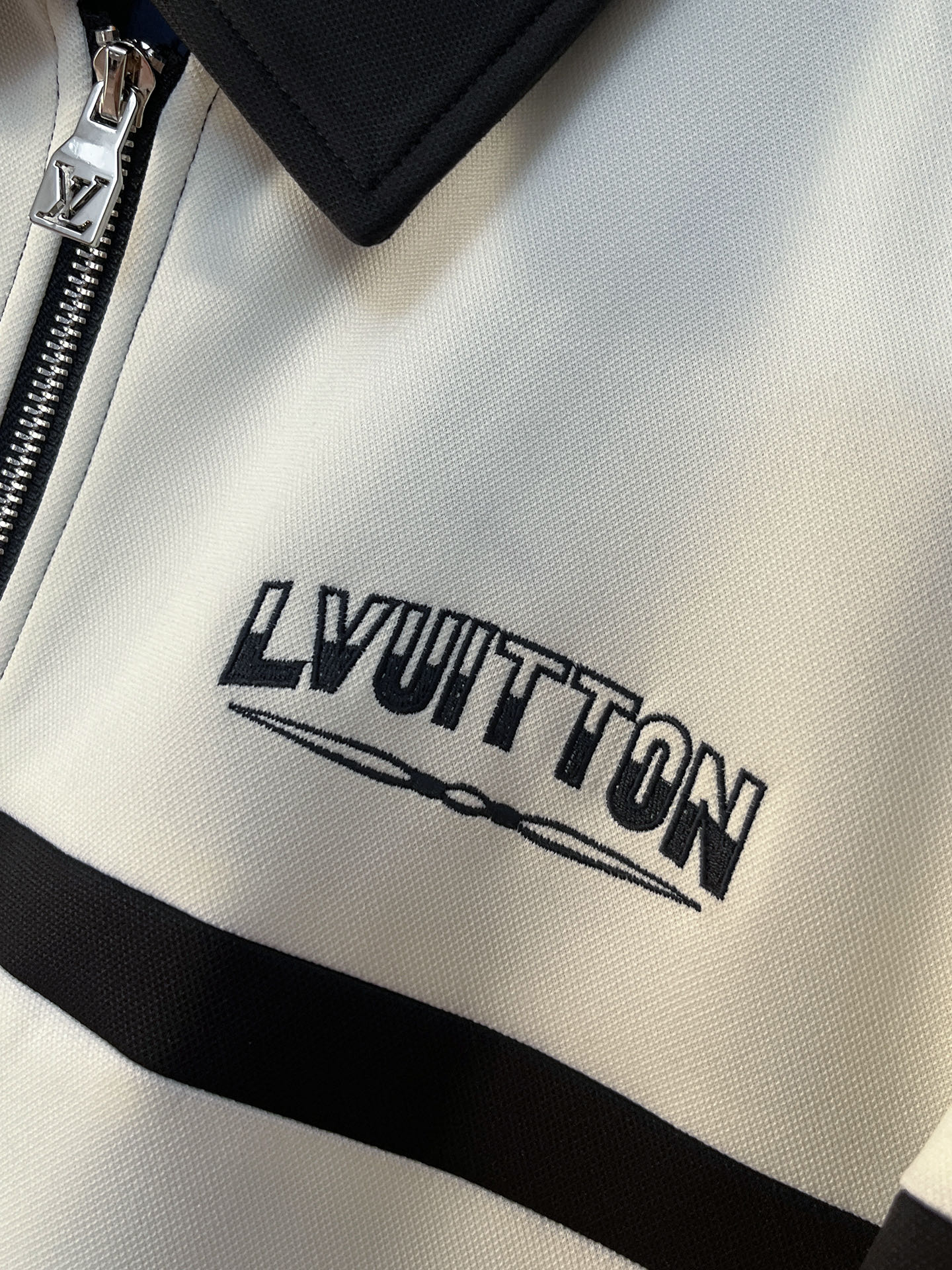 上新 。Lv*新品 官网同款，三标齐全！2025新款男士夹克外套，时尚休闲高端版本！专柜定制面料 透气舒