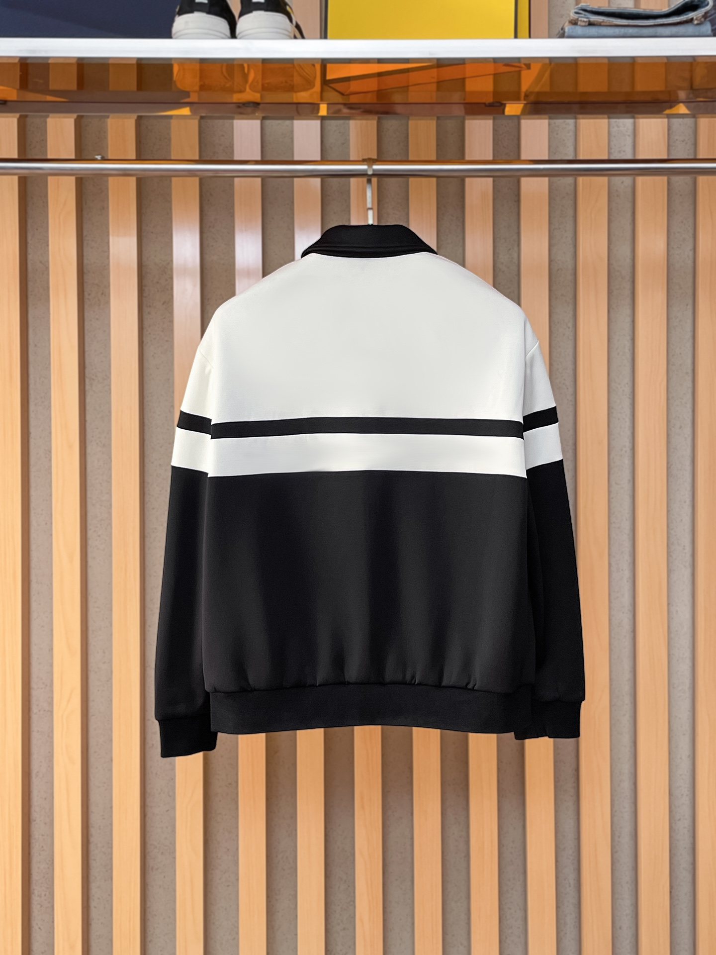 上新 。Lv*新品 官网同款，三标齐全！2025新款男士夹克外套，时尚休闲高端版本！专柜定制面料 透气舒