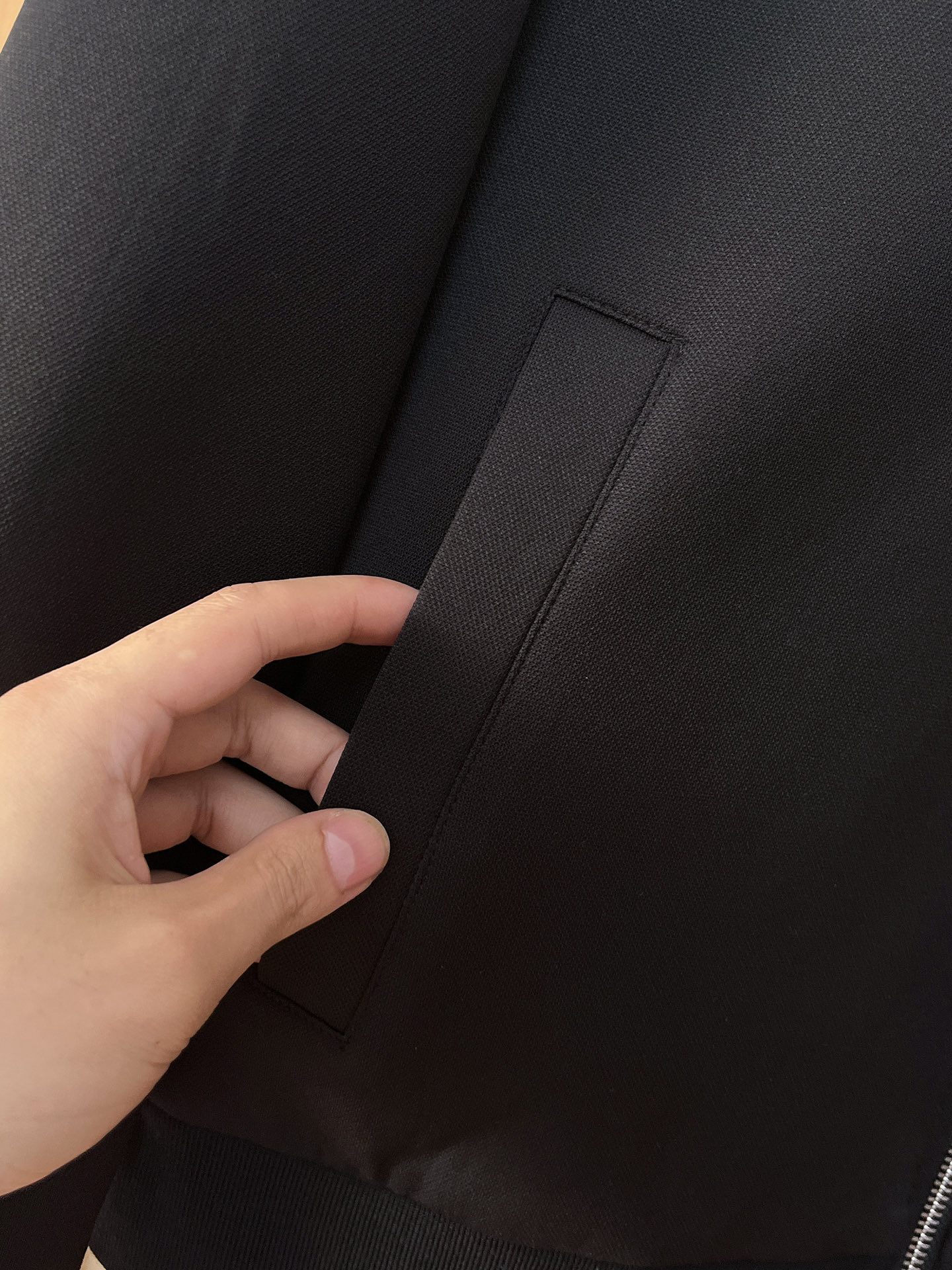 上新 。Lv*新品 官网同款，三标齐全！2025新款男士夹克外套，时尚休闲高端版本！专柜定制面料 透气舒