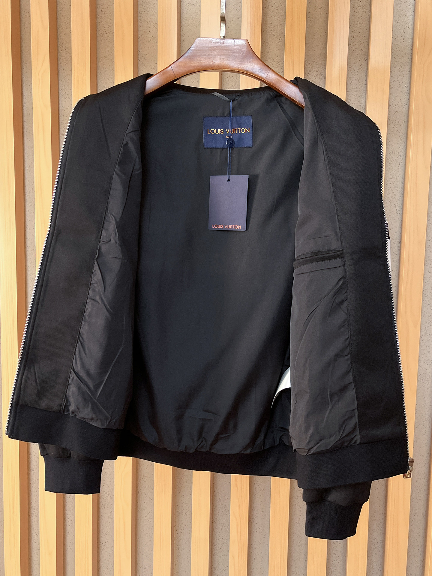 上新 。Lv*新品 官网同款，三标齐全！2025新款男士夹克外套，时尚休闲高端版本！专柜定制面料 透气舒