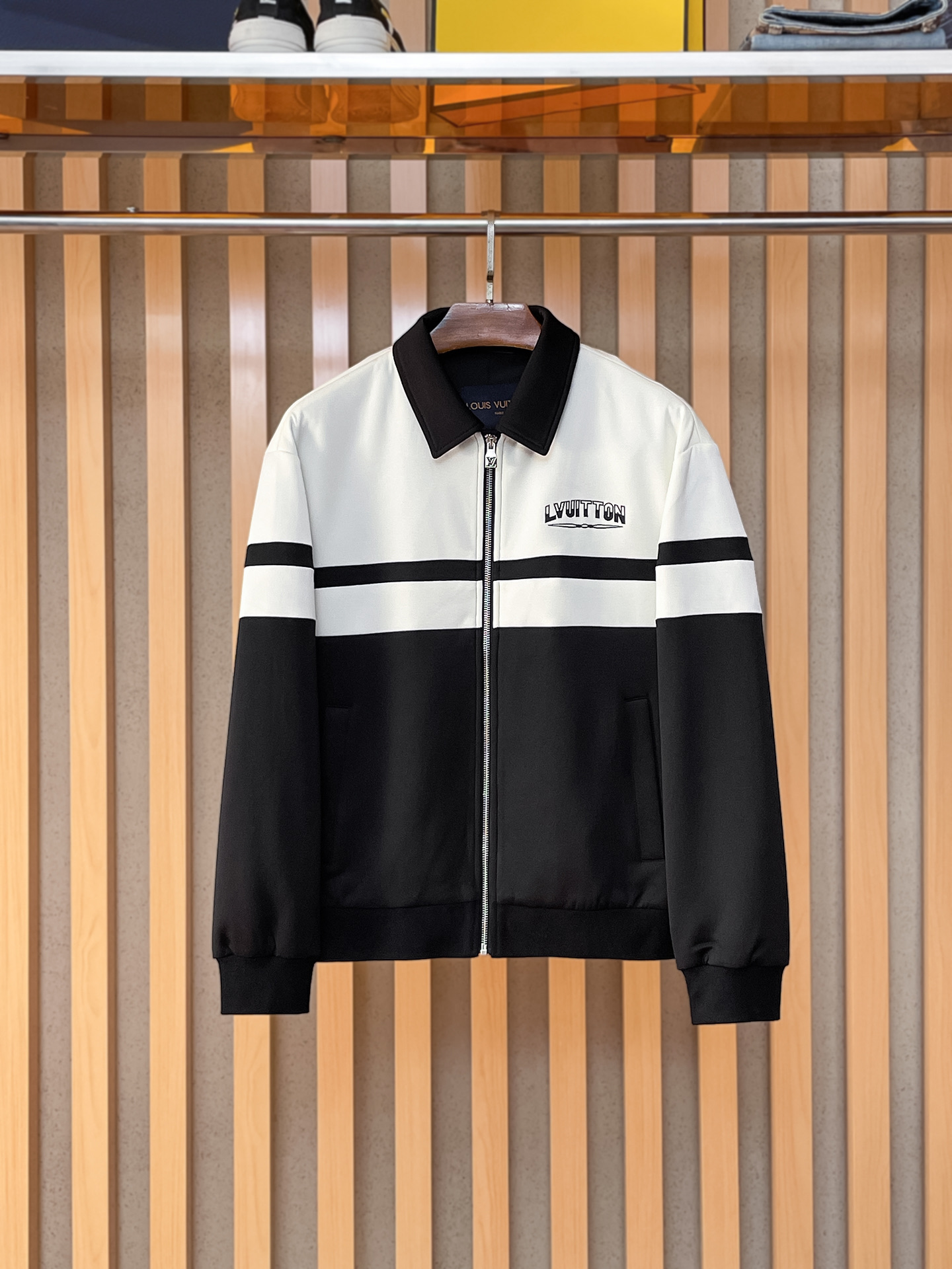 上新 。Lv*新品 官网同款，三标齐全！2025新款男士夹克外套，时尚休闲高端版本！专柜定制面料 透气舒