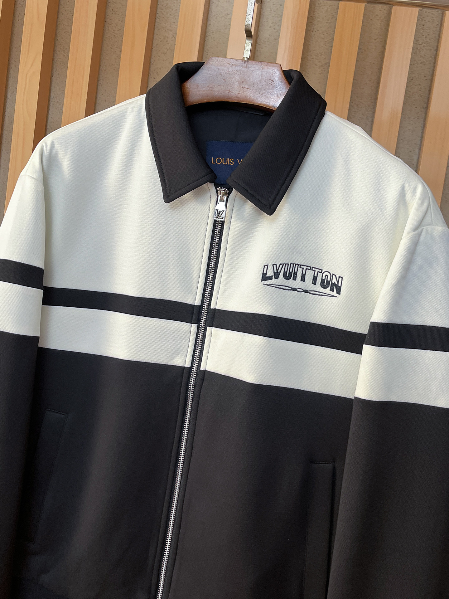 上新 。Lv*新品 官网同款，三标齐全！2025新款男士夹克外套，时尚休闲高端版本！专柜定制面料 透气舒