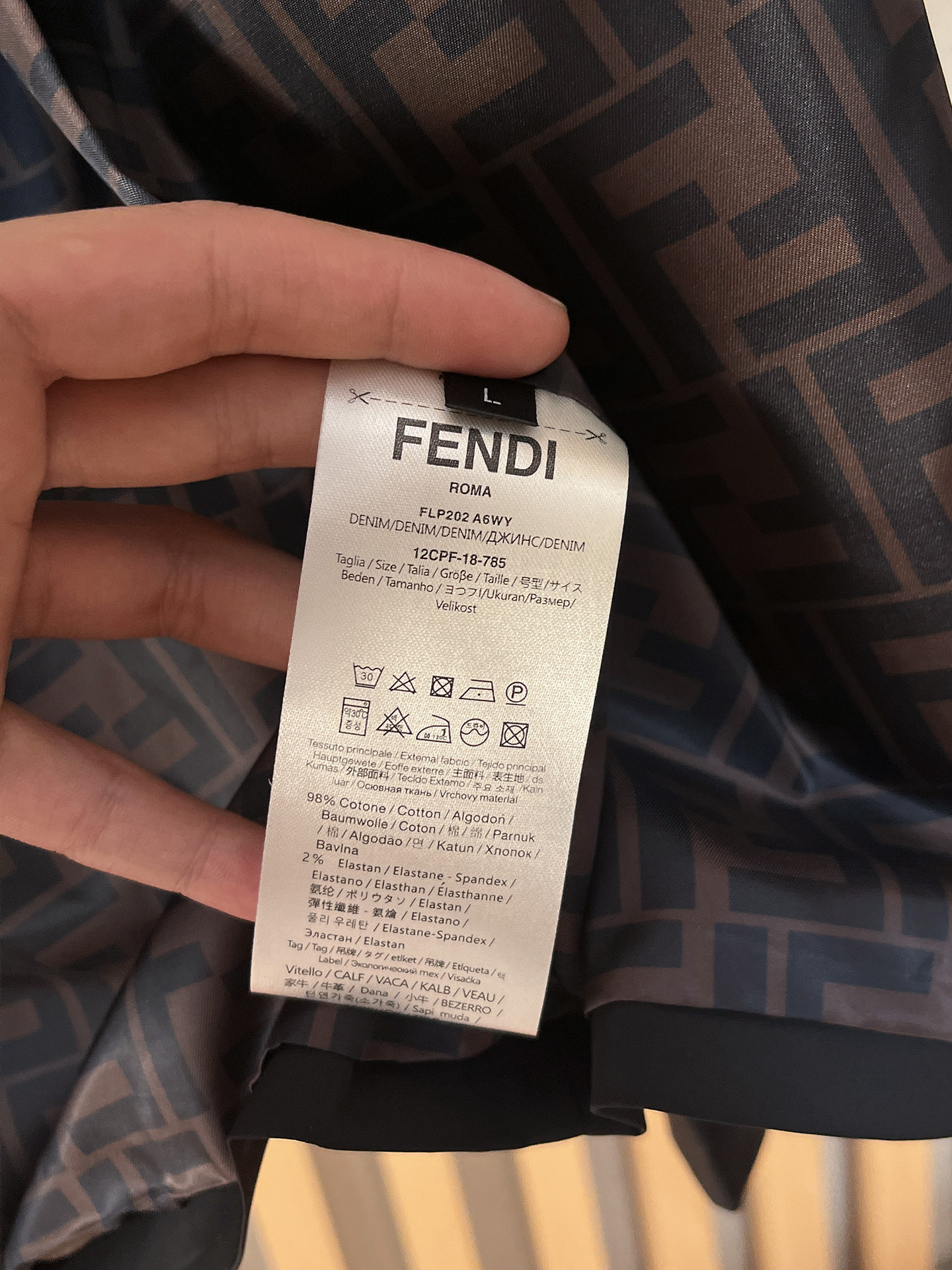 。FD 2025新款夹克外套，秀场新品‼品相非常完美，舒适保暖，三标齐全色泽饱满诱人，非常出彩的设计，轻