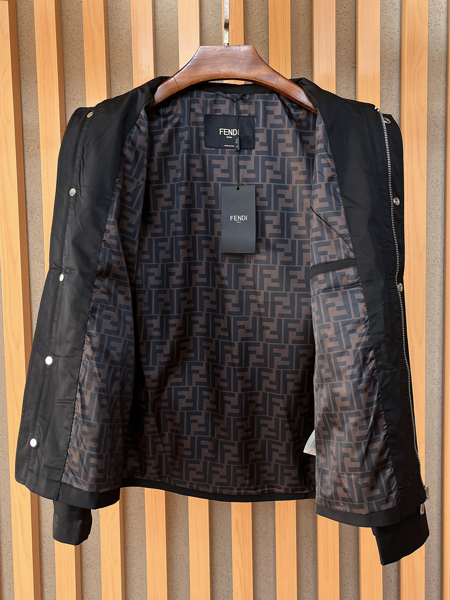 。FD 2025新款夹克外套，秀场新品‼品相非常完美，舒适保暖，三标齐全色泽饱满诱人，非常出彩的设计，轻