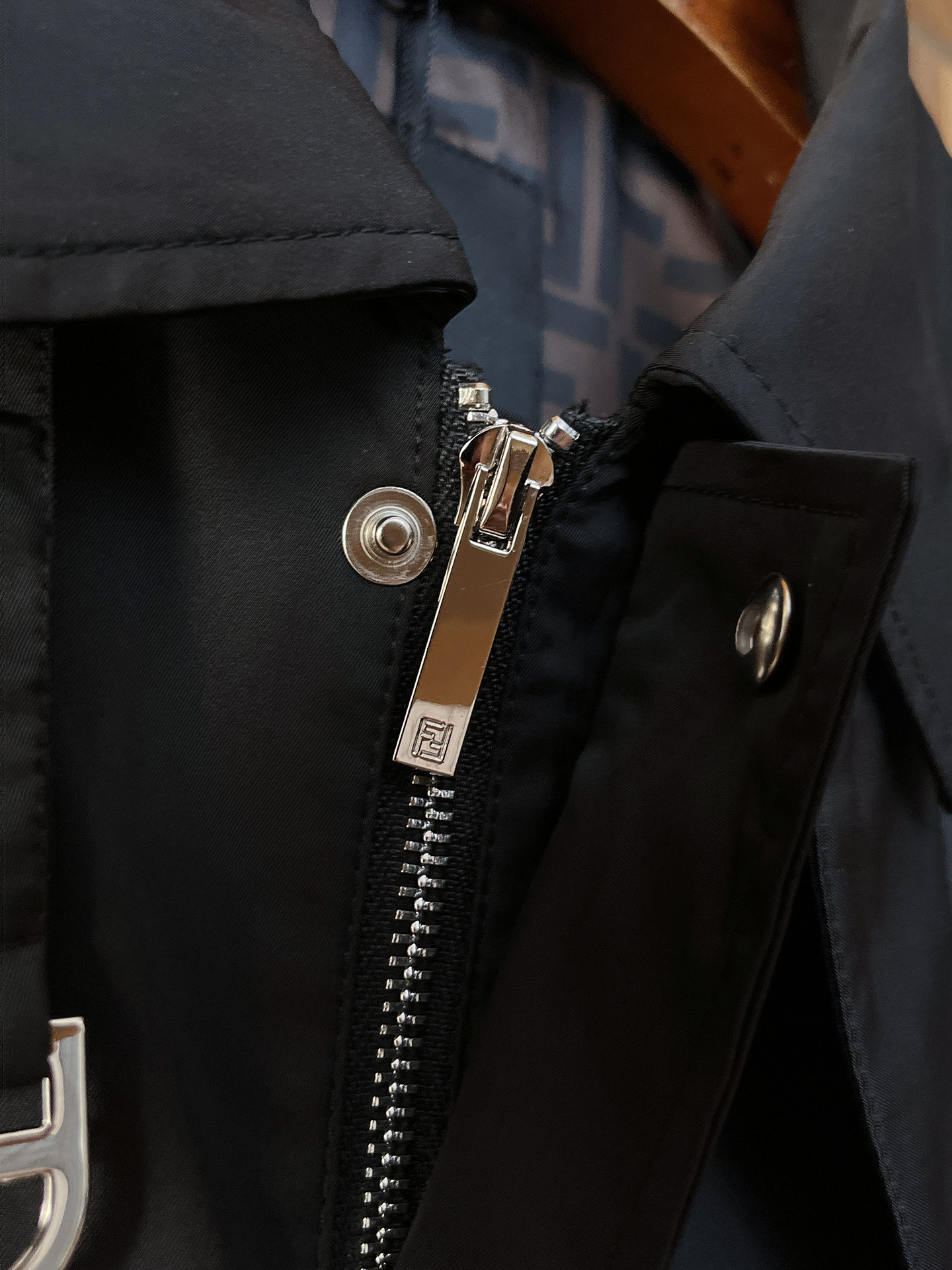 。FD 2025新款夹克外套，秀场新品‼品相非常完美，舒适保暖，三标齐全色泽饱满诱人，非常出彩的设计，轻