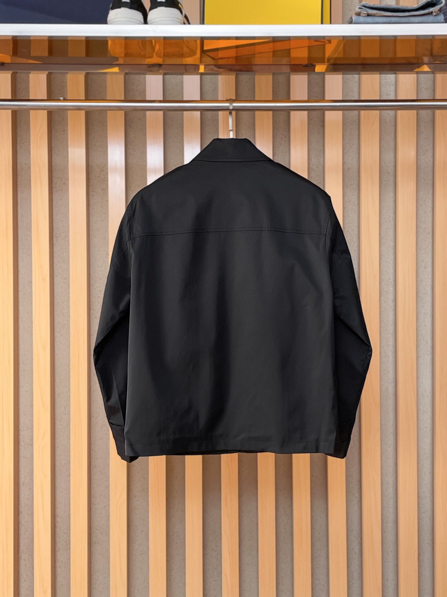 。FD 2025新款夹克外套，秀场新品‼品相非常完美，舒适保暖，三标齐全色泽饱满诱人，非常出彩的设计，轻