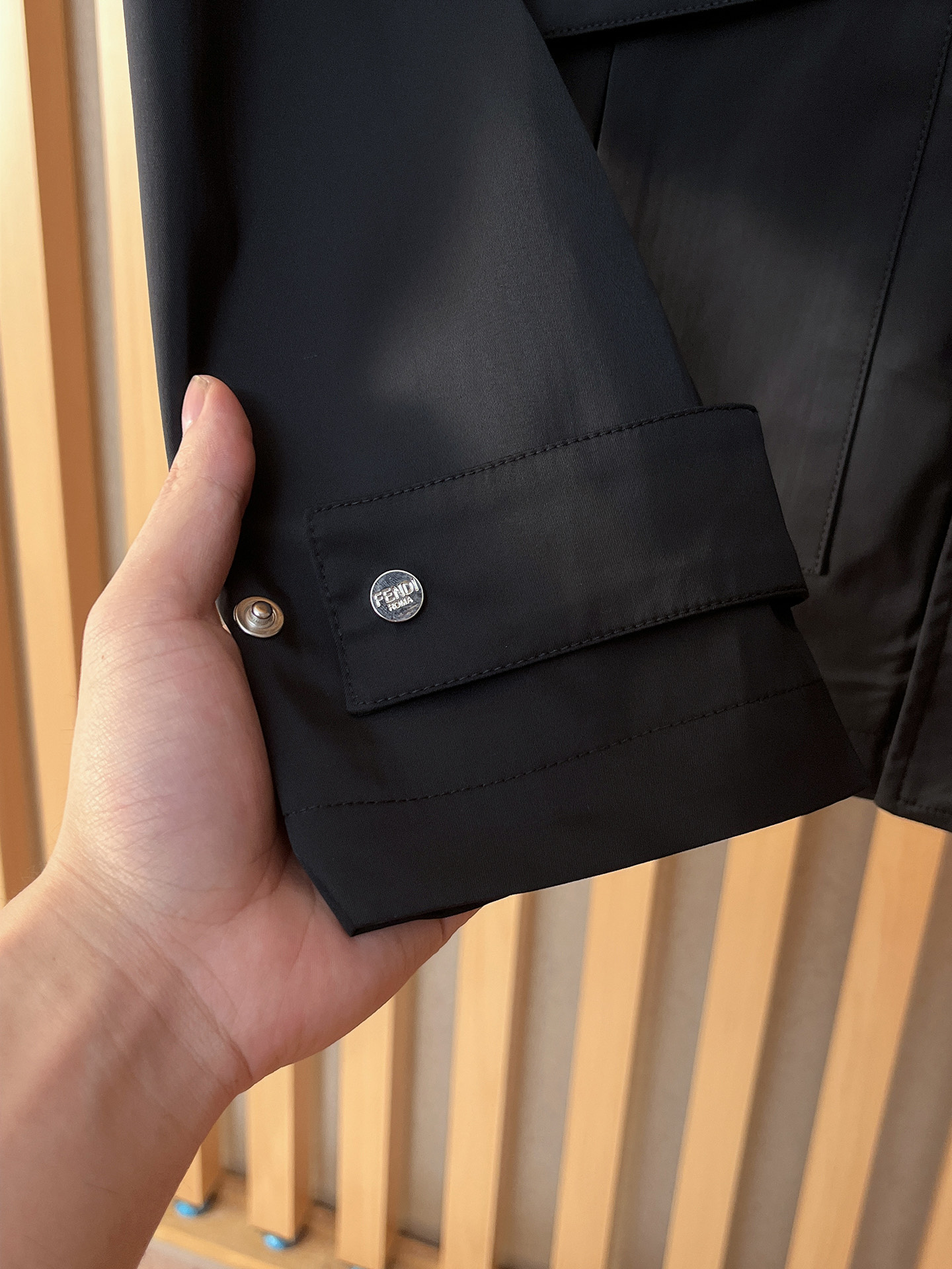 。FD 2025新款夹克外套，秀场新品‼品相非常完美，舒适保暖，三标齐全色泽饱满诱人，非常出彩的设计，轻