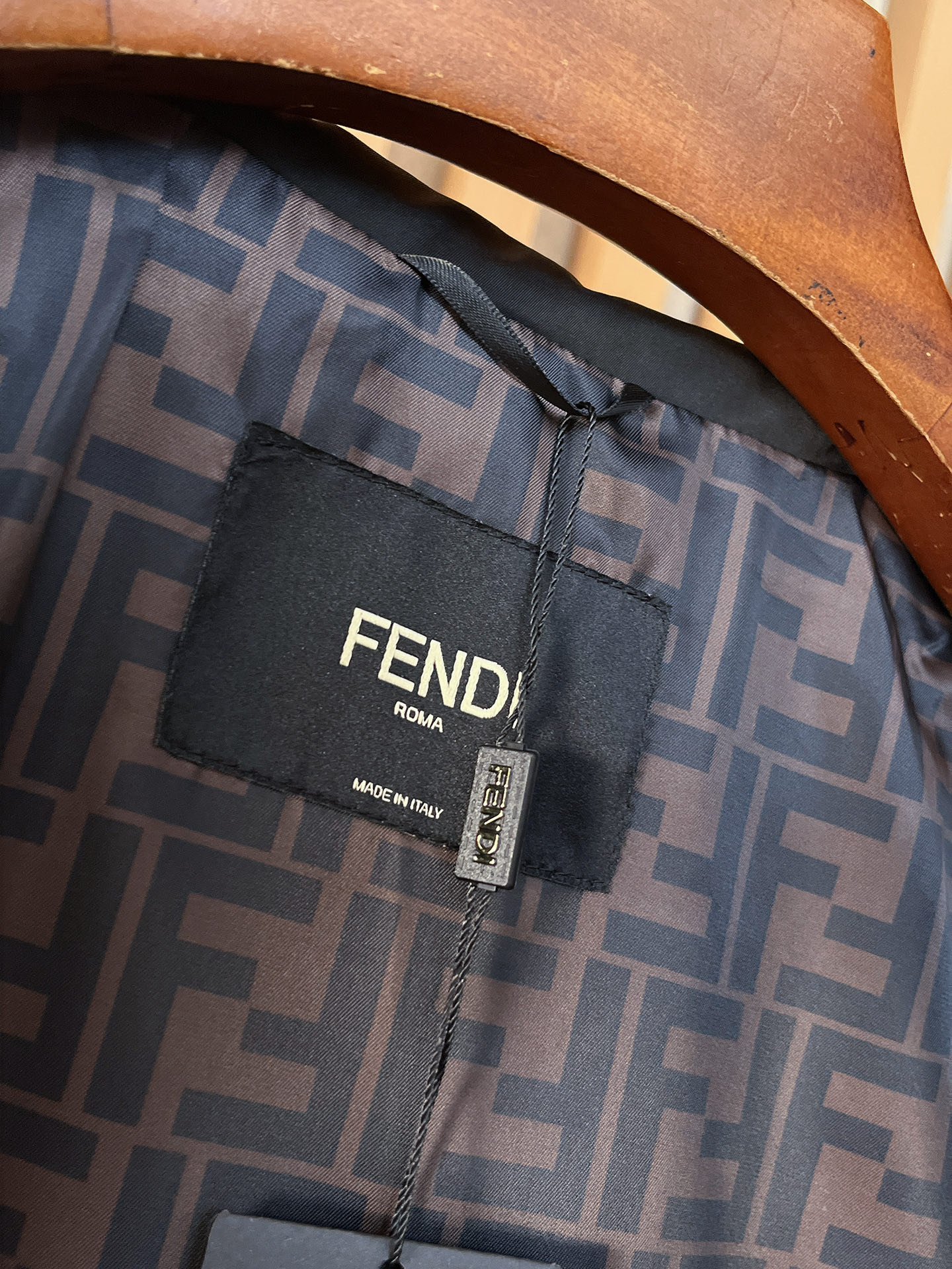 。FD 2025新款夹克外套，秀场新品‼品相非常完美，舒适保暖，三标齐全色泽饱满诱人，非常出彩的设计，轻