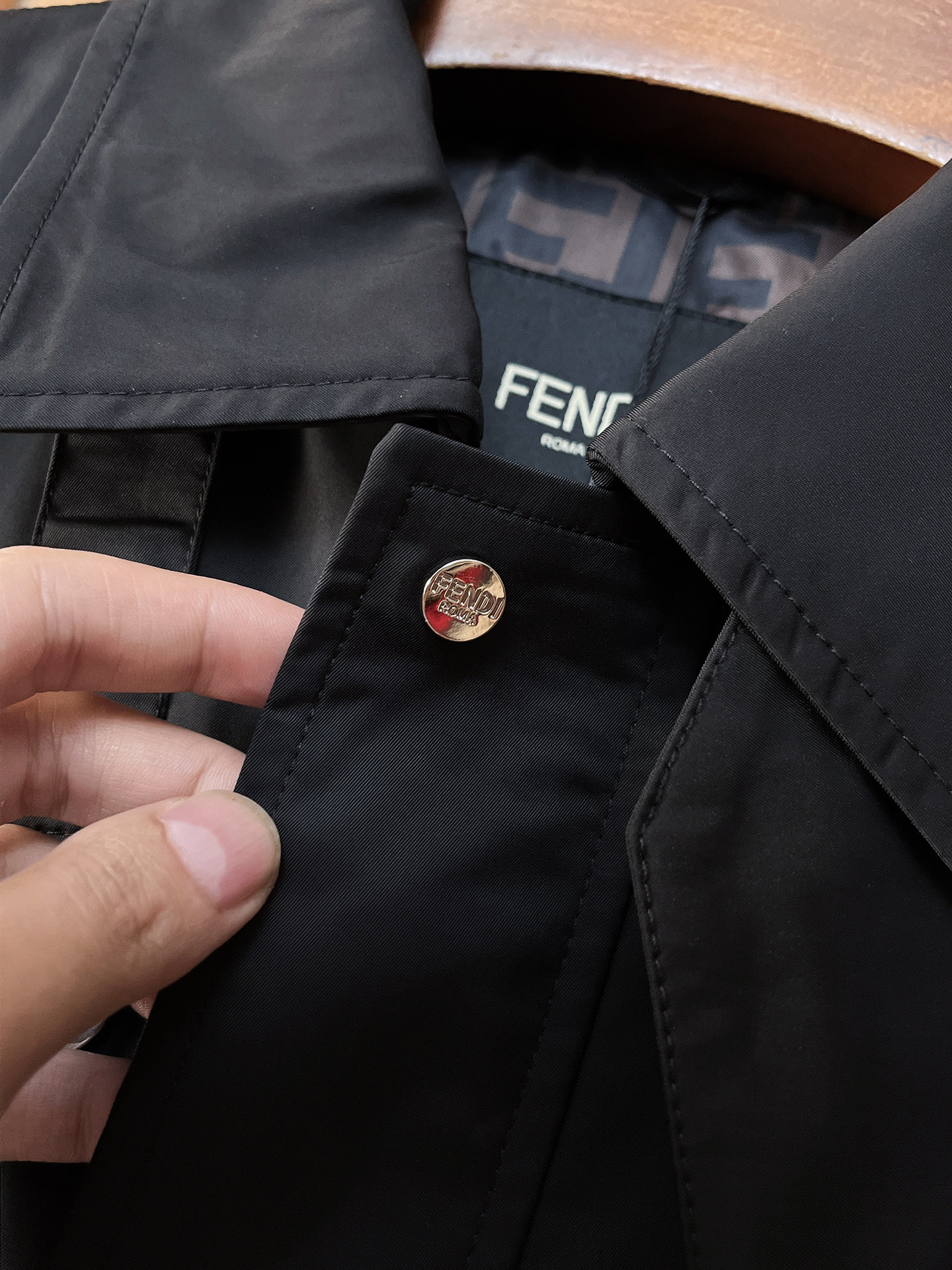 。FD 2025新款夹克外套，秀场新品‼品相非常完美，舒适保暖，三标齐全色泽饱满诱人，非常出彩的设计，轻