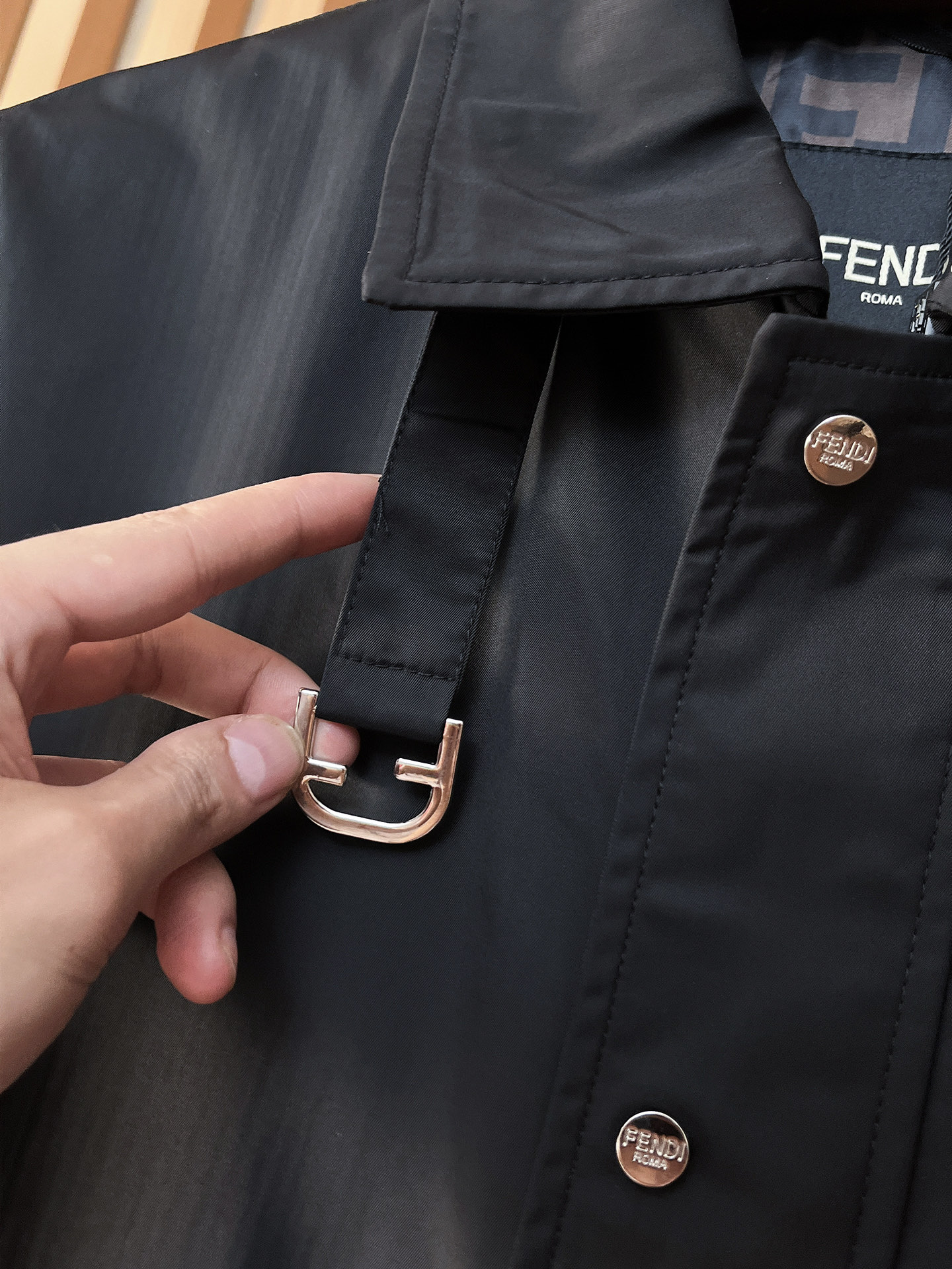 。FD 2025新款夹克外套，秀场新品‼品相非常完美，舒适保暖，三标齐全色泽饱满诱人，非常出彩的设计，轻