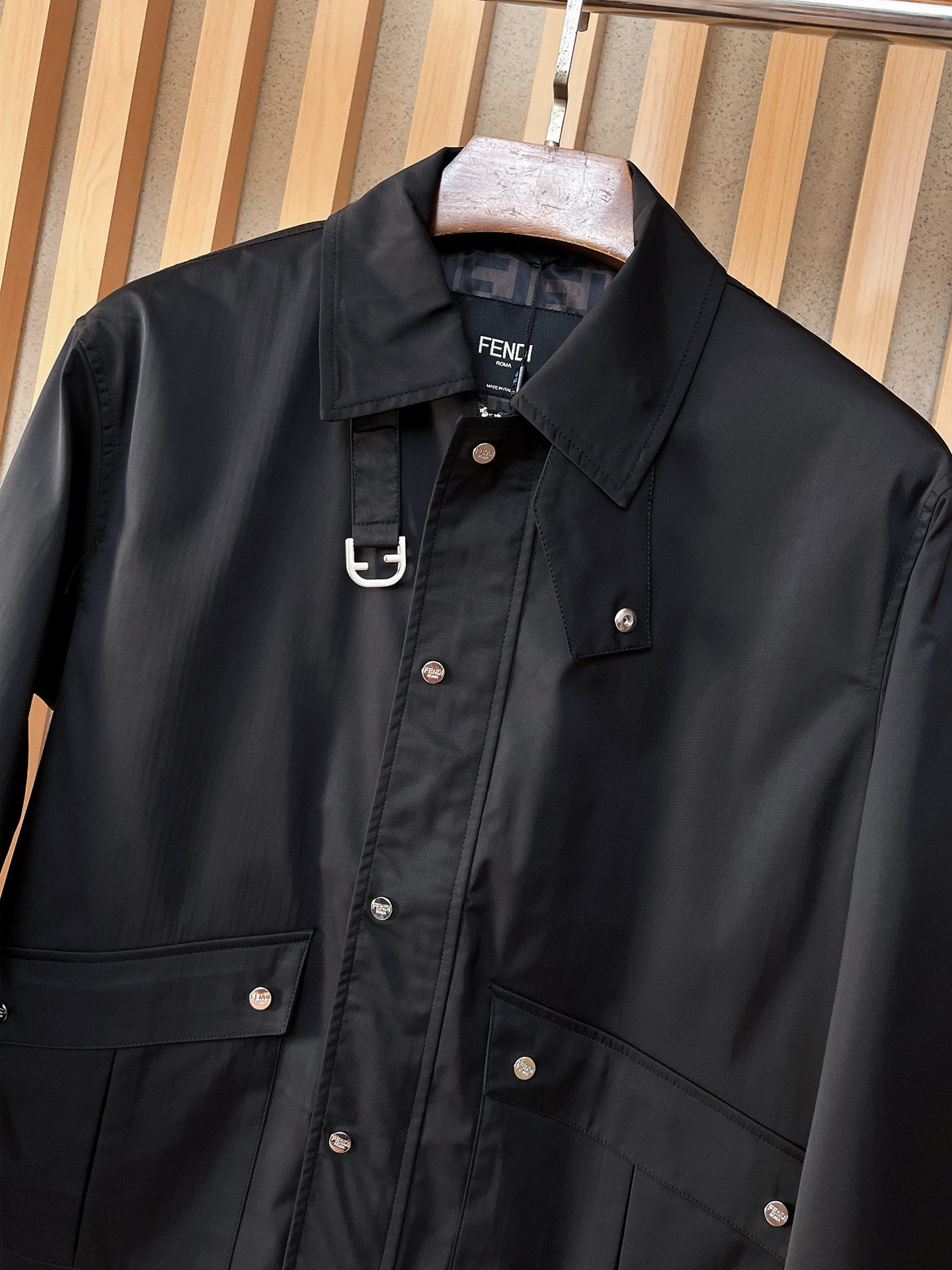 。FD 2025新款夹克外套，秀场新品‼品相非常完美，舒适保暖，三标齐全色泽饱满诱人，非常出彩的设计，轻