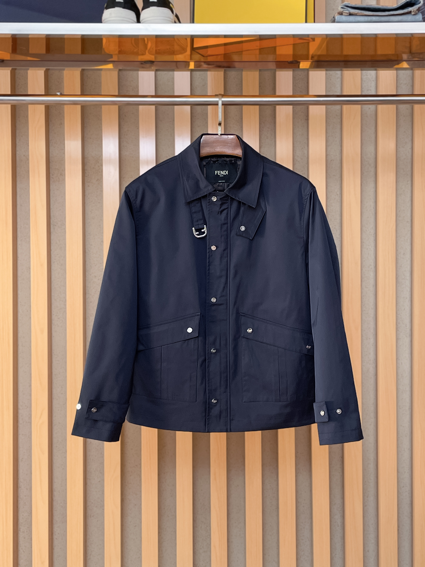 。FD 2025新款夹克外套，秀场新品‼品相非常完美，舒适保暖，三标齐全色泽饱满诱人，非常出彩的设计，轻