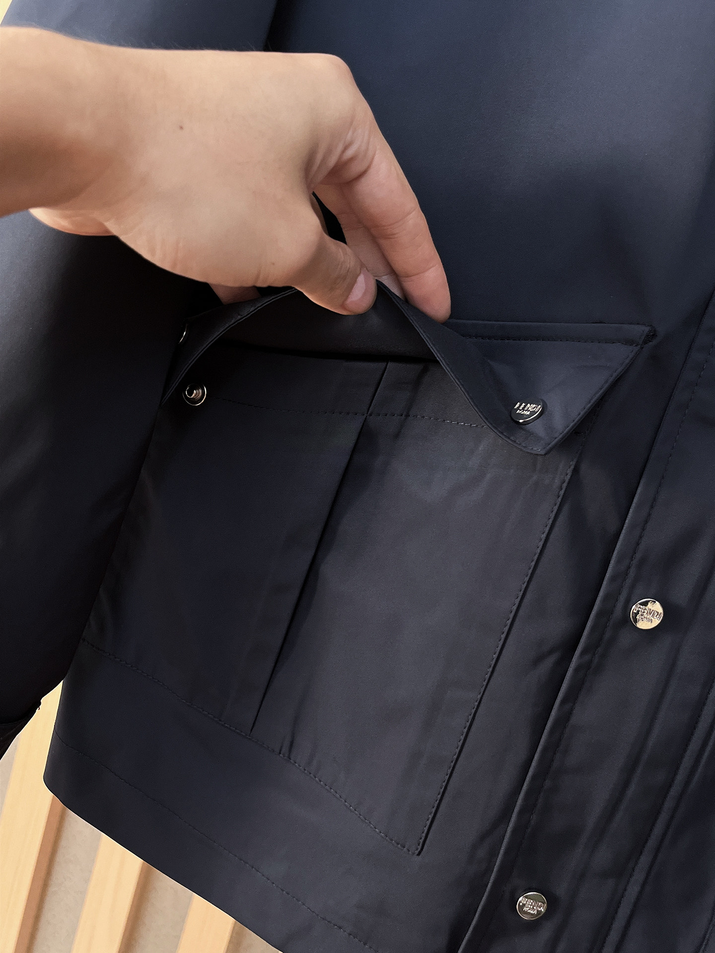 。FD 2025新款夹克外套，秀场新品‼品相非常完美，舒适保暖，三标齐全色泽饱满诱人，非常出彩的设计，轻