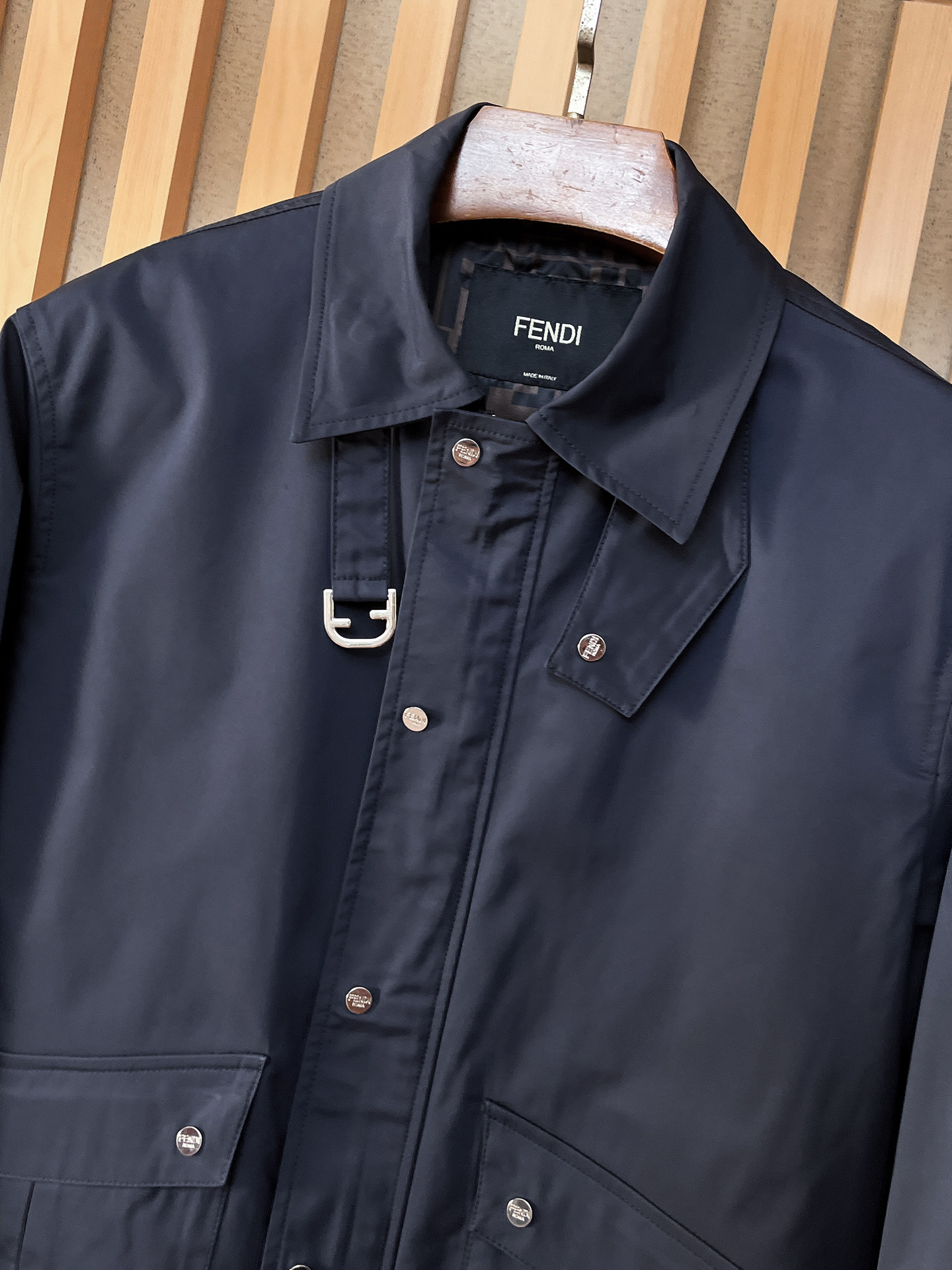 。FD 2025新款夹克外套，秀场新品‼品相非常完美，舒适保暖，三标齐全色泽饱满诱人，非常出彩的设计，轻