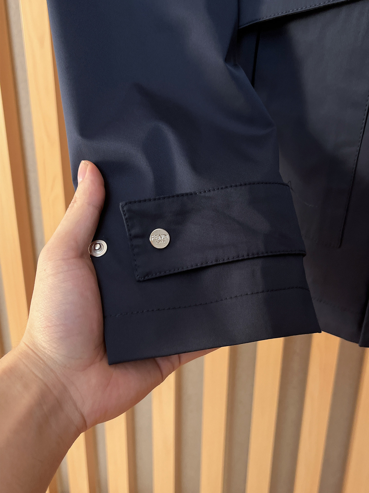 。FD 2025新款夹克外套，秀场新品‼品相非常完美，舒适保暖，三标齐全色泽饱满诱人，非常出彩的设计，轻