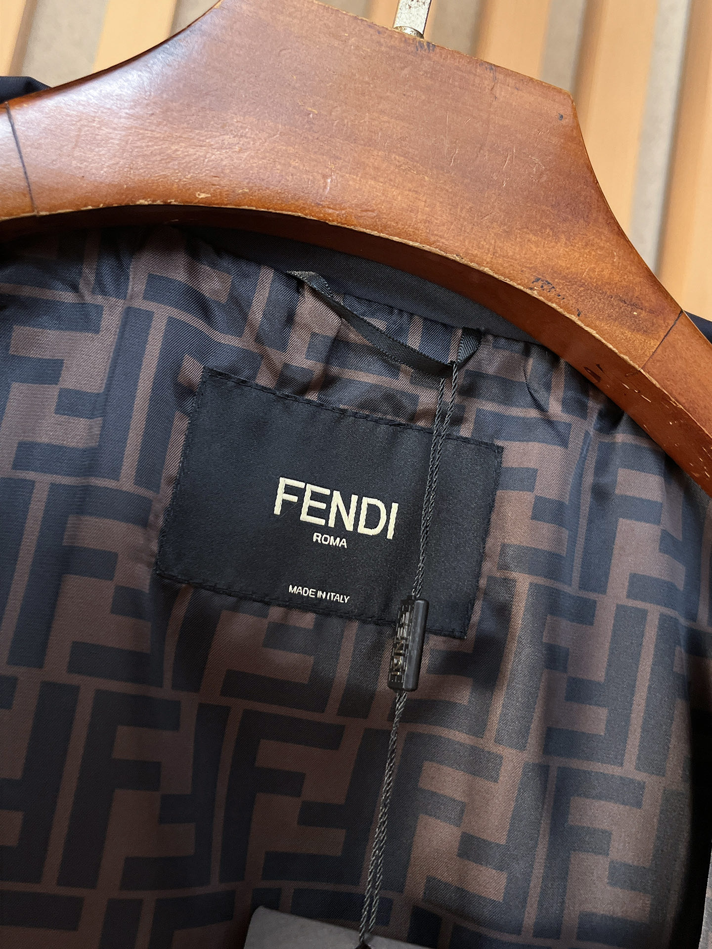 。FD 2025新款夹克外套，秀场新品‼品相非常完美，舒适保暖，三标齐全色泽饱满诱人，非常出彩的设计，轻