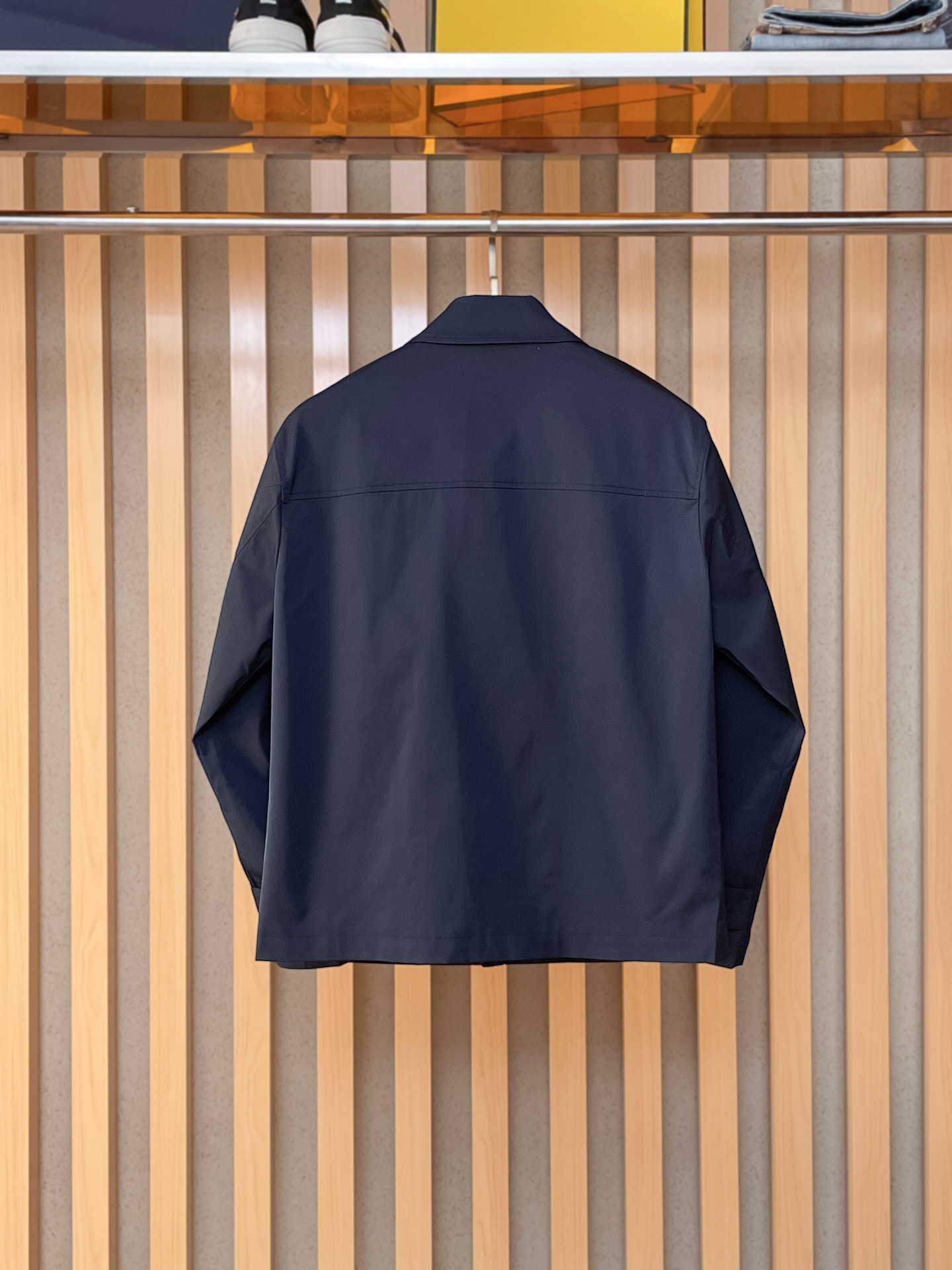 。FD 2025新款夹克外套，秀场新品‼品相非常完美，舒适保暖，三标齐全色泽饱满诱人，非常出彩的设计，轻