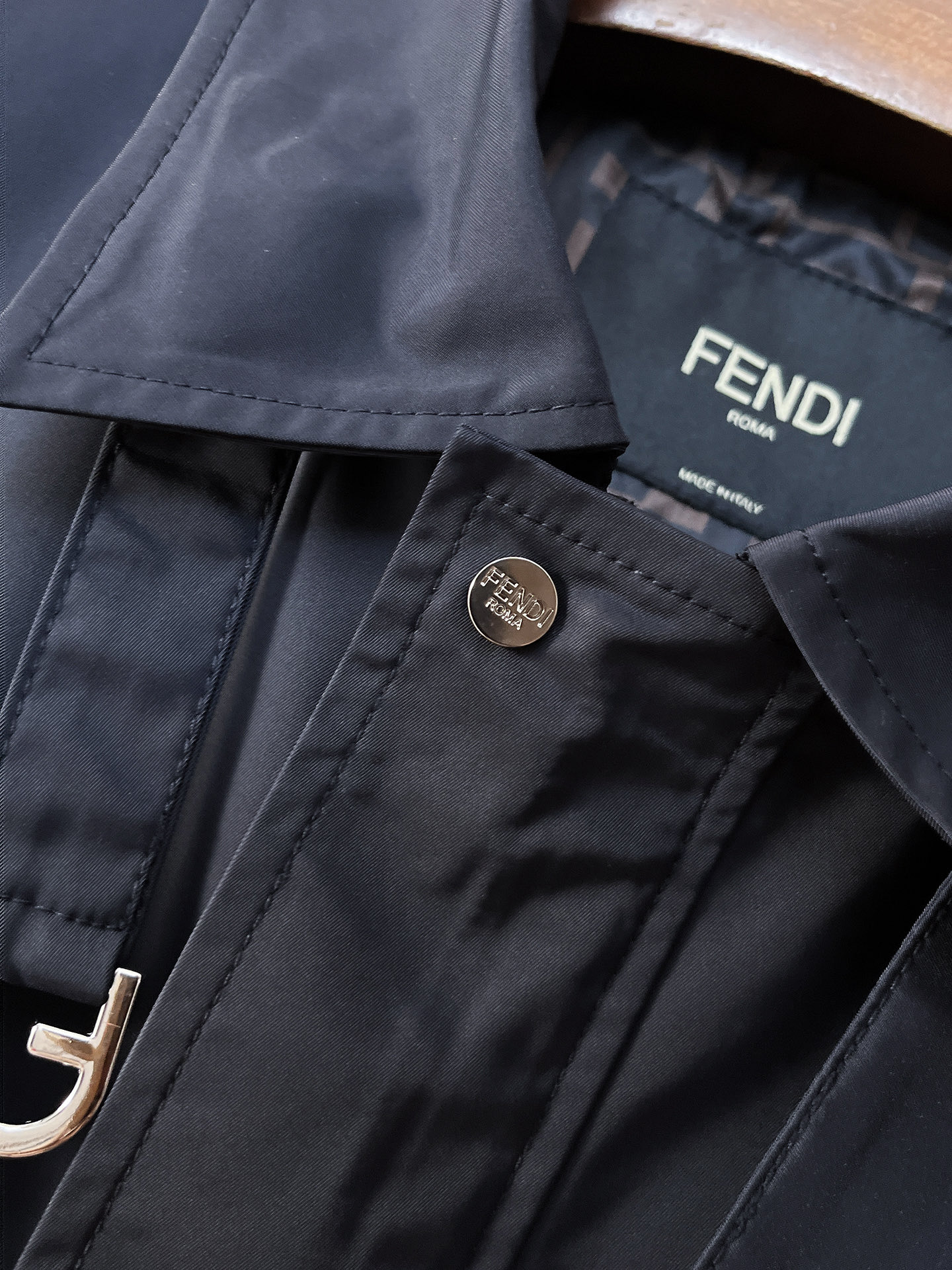 。FD 2025新款夹克外套，秀场新品‼品相非常完美，舒适保暖，三标齐全色泽饱满诱人，非常出彩的设计，轻