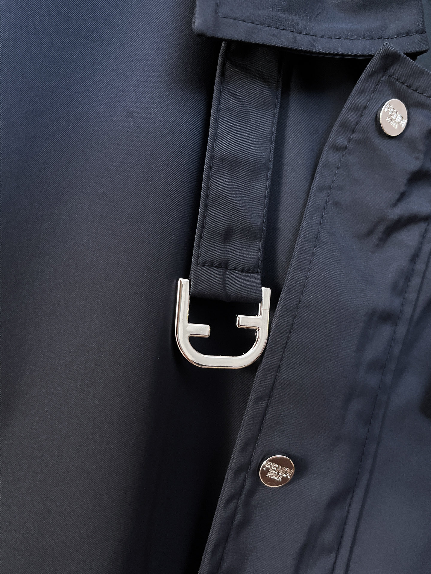 。FD 2025新款夹克外套，秀场新品‼品相非常完美，舒适保暖，三标齐全色泽饱满诱人，非常出彩的设计，轻