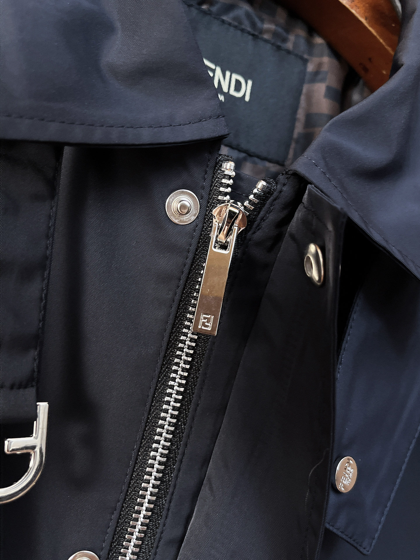 。FD 2025新款夹克外套，秀场新品‼品相非常完美，舒适保暖，三标齐全色泽饱满诱人，非常出彩的设计，轻