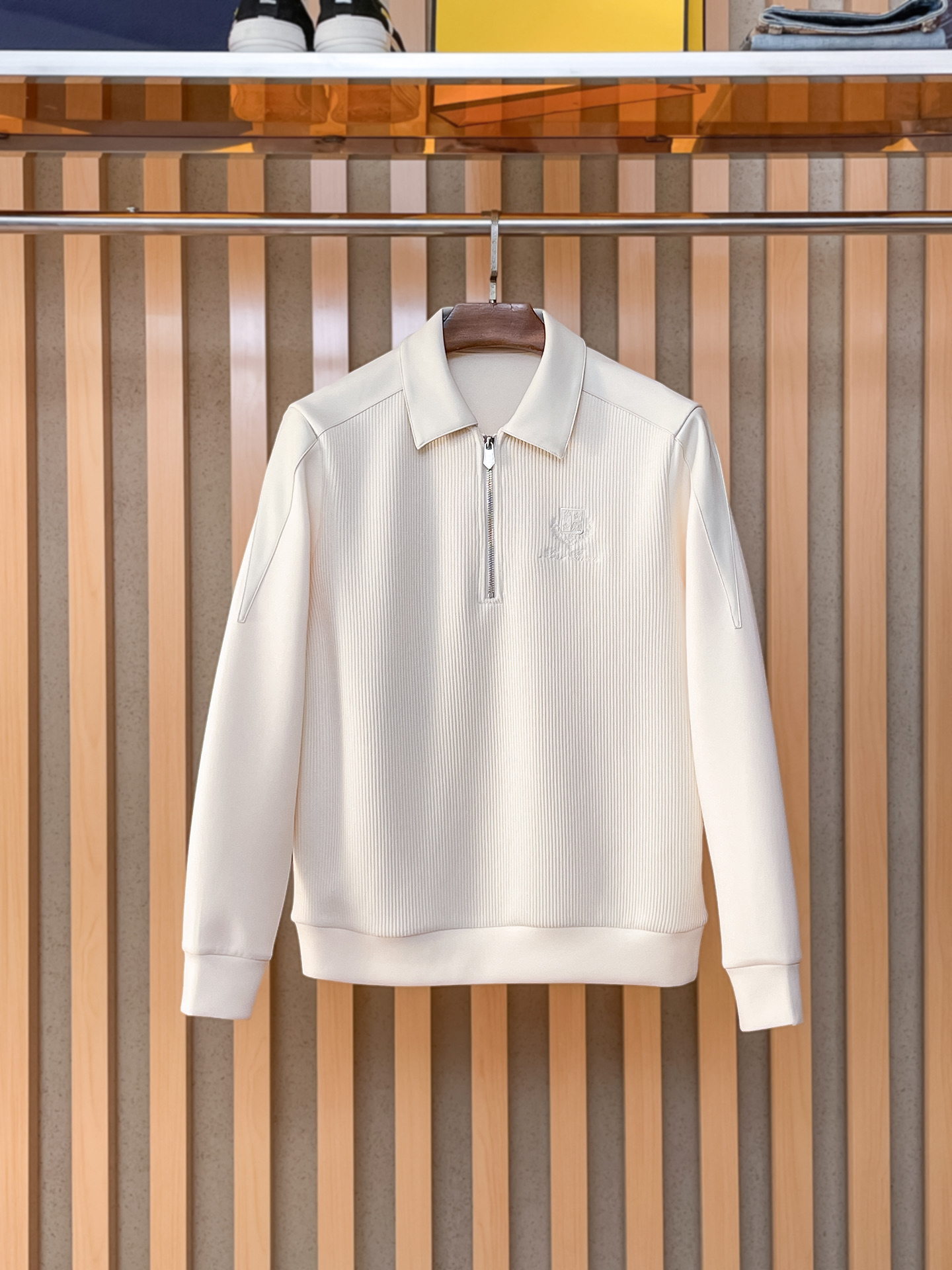 。lP🆕。2025秋冬  羊毛混纺套头针织卫衣  几何拼皮的口袋设计 很有亮点，标志字母纽扣 细节上凸显
