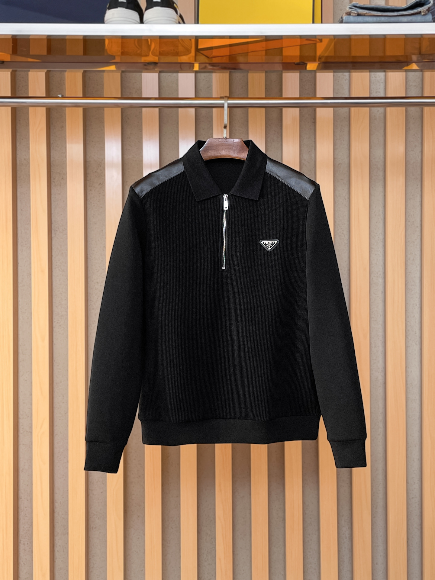 。普拉达 2025秋冬 羊毛混纺套头针织卫衣 几何拼皮的口袋设计 很有亮点，标志字母纽扣 细节上凸显质感