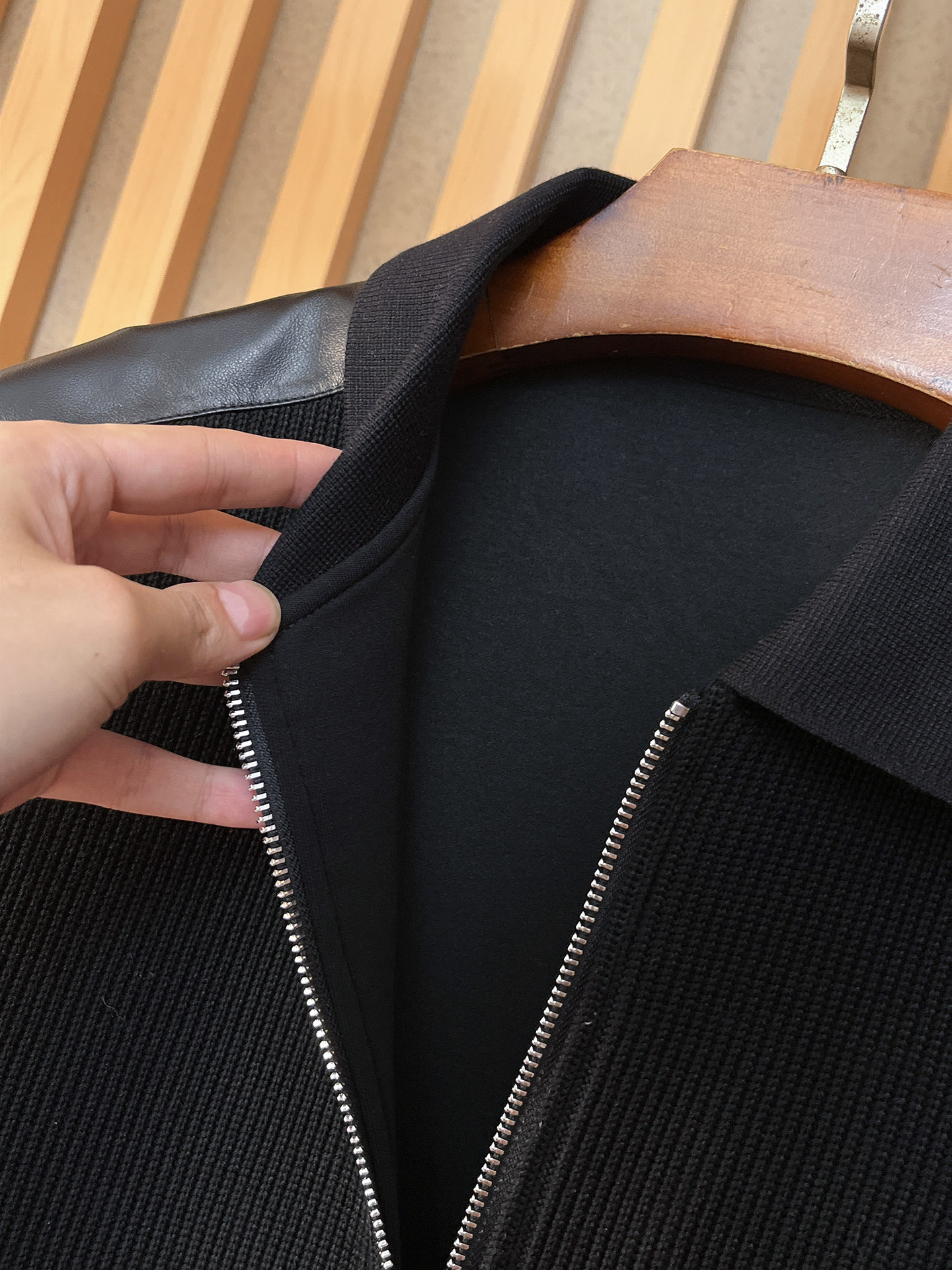 。普拉达 2025秋冬 羊毛混纺套头针织卫衣 几何拼皮的口袋设计 很有亮点，标志字母纽扣 细节上凸显质感