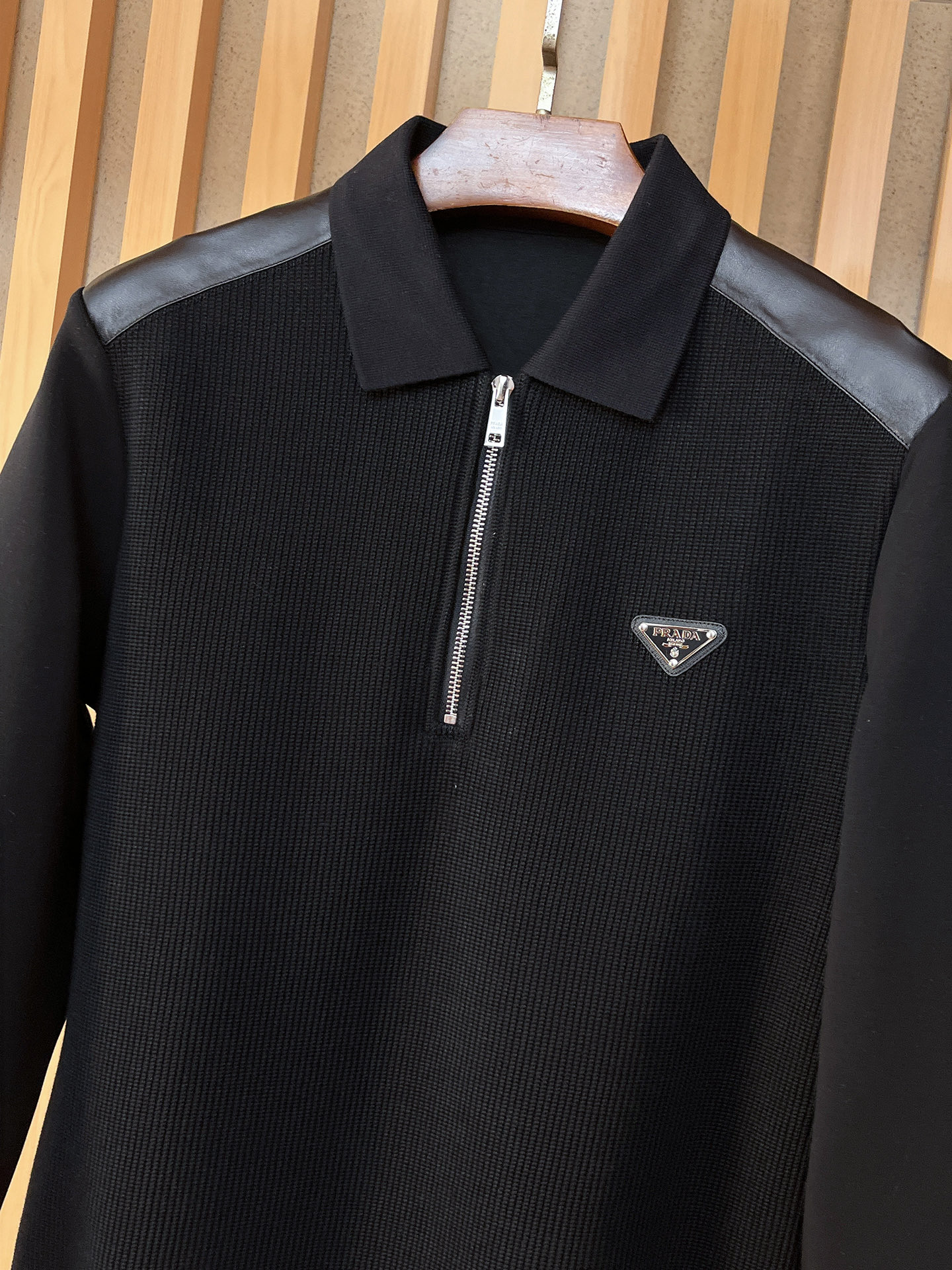 。普拉达 2025秋冬 羊毛混纺套头针织卫衣 几何拼皮的口袋设计 很有亮点，标志字母纽扣 细节上凸显质感