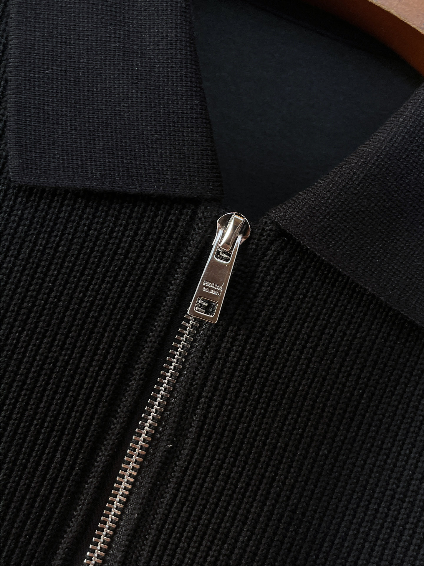 。普拉达 2025秋冬 羊毛混纺套头针织卫衣 几何拼皮的口袋设计 很有亮点，标志字母纽扣 细节上凸显质感