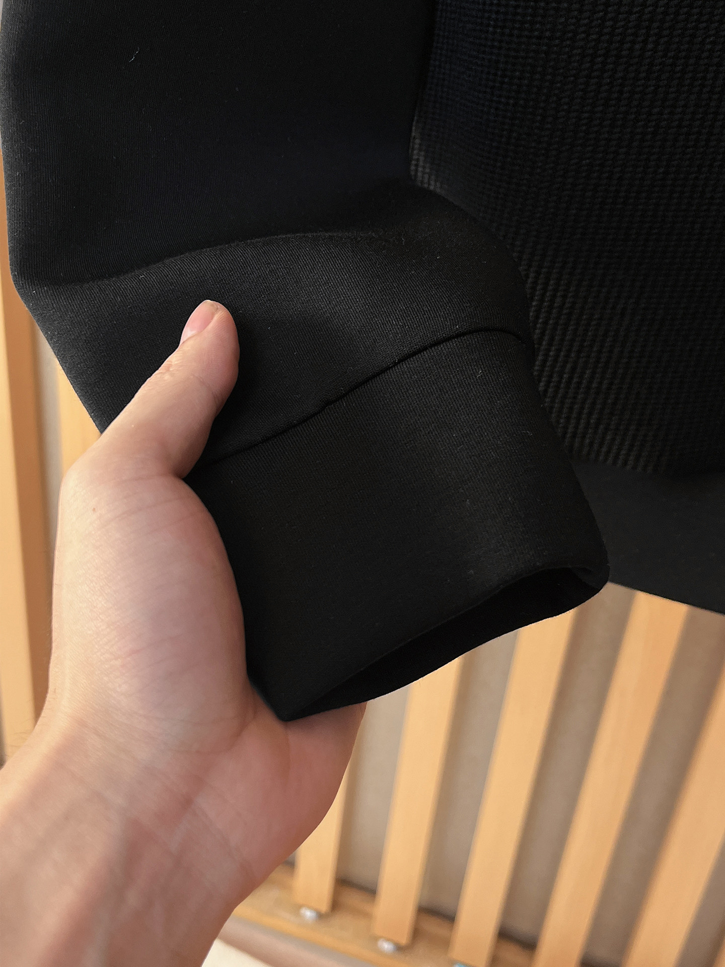 。普拉达 2025秋冬 羊毛混纺套头针织卫衣 几何拼皮的口袋设计 很有亮点，标志字母纽扣 细节上凸显质感