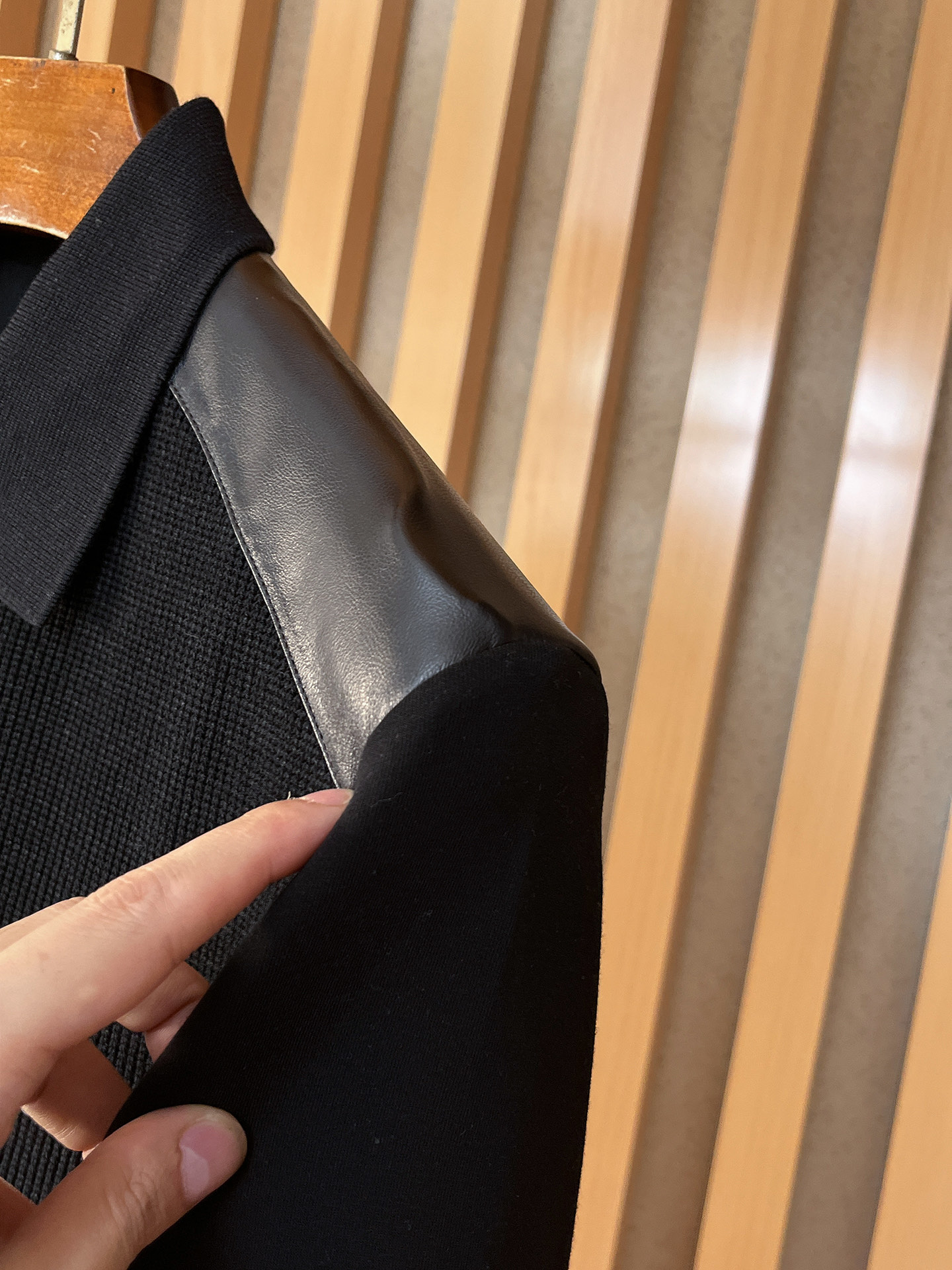 。普拉达 2025秋冬 羊毛混纺套头针织卫衣 几何拼皮的口袋设计 很有亮点，标志字母纽扣 细节上凸显质感