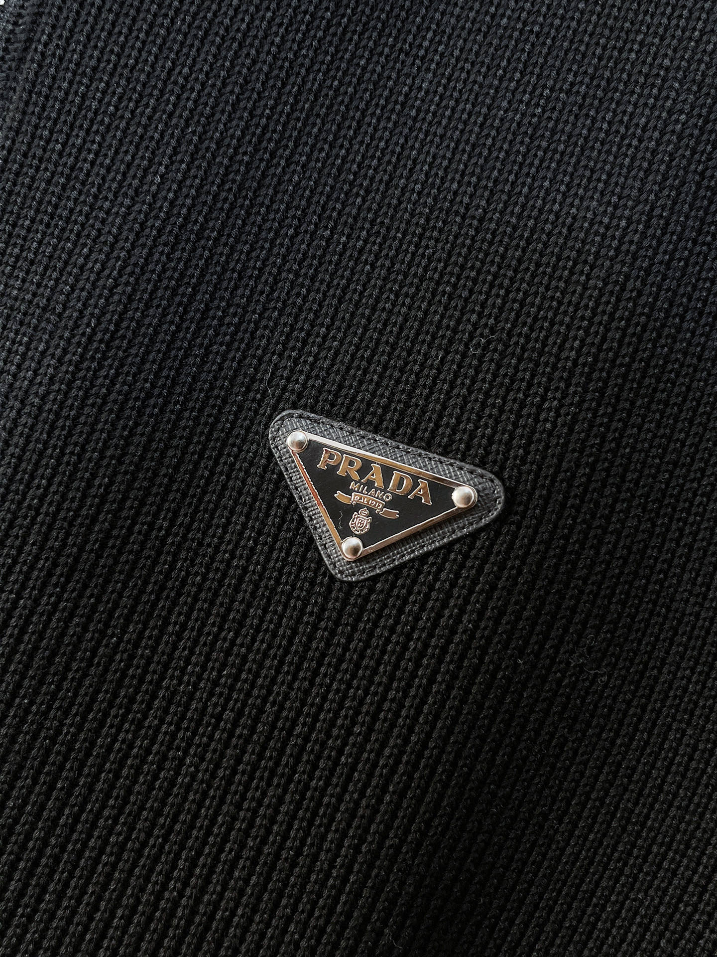 。普拉达 2025秋冬 羊毛混纺套头针织卫衣 几何拼皮的口袋设计 很有亮点，标志字母纽扣 细节上凸显质感