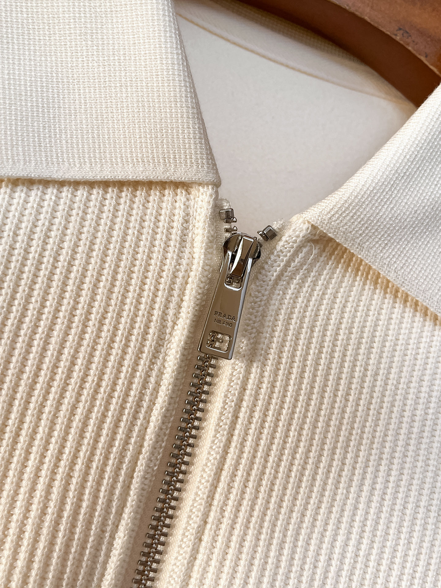 。普拉达 2025秋冬 羊毛混纺套头针织卫衣 几何拼皮的口袋设计 很有亮点，标志字母纽扣 细节上凸显质感