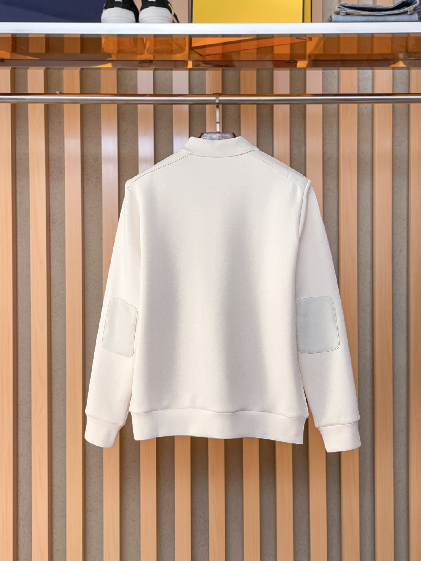 。普拉达 2025秋冬 羊毛混纺套头针织卫衣 几何拼皮的口袋设计 很有亮点，标志字母纽扣 细节上凸显质感