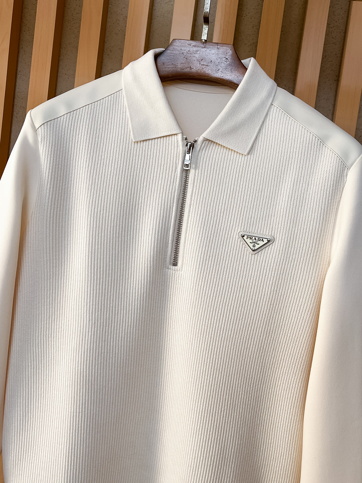 。普拉达 2025秋冬 羊毛混纺套头针织卫衣 几何拼皮的口袋设计 很有亮点，标志字母纽扣 细节上凸显质感