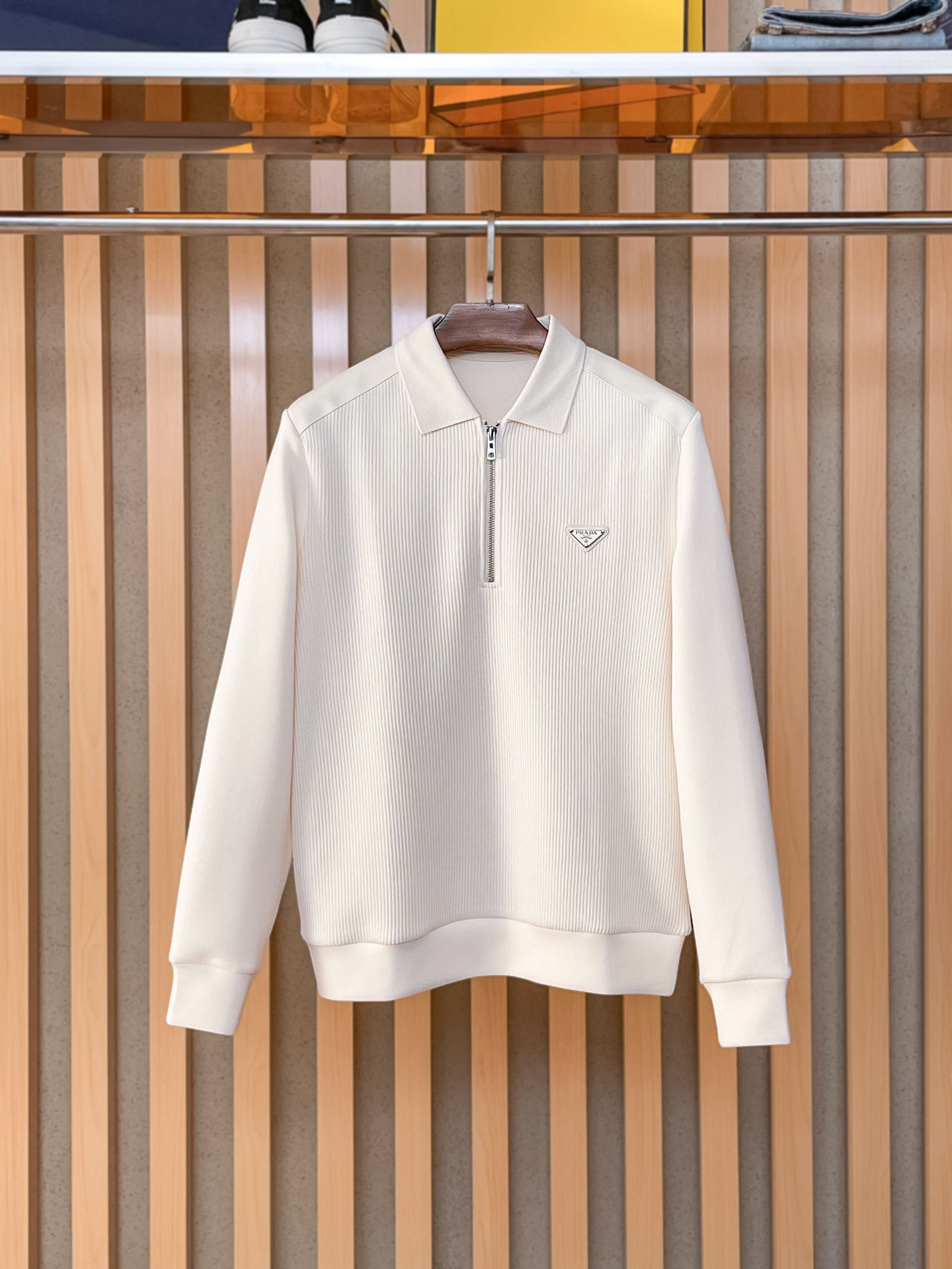 。普拉达 2025秋冬 羊毛混纺套头针织卫衣 几何拼皮的口袋设计 很有亮点，标志字母纽扣 细节上凸显质感