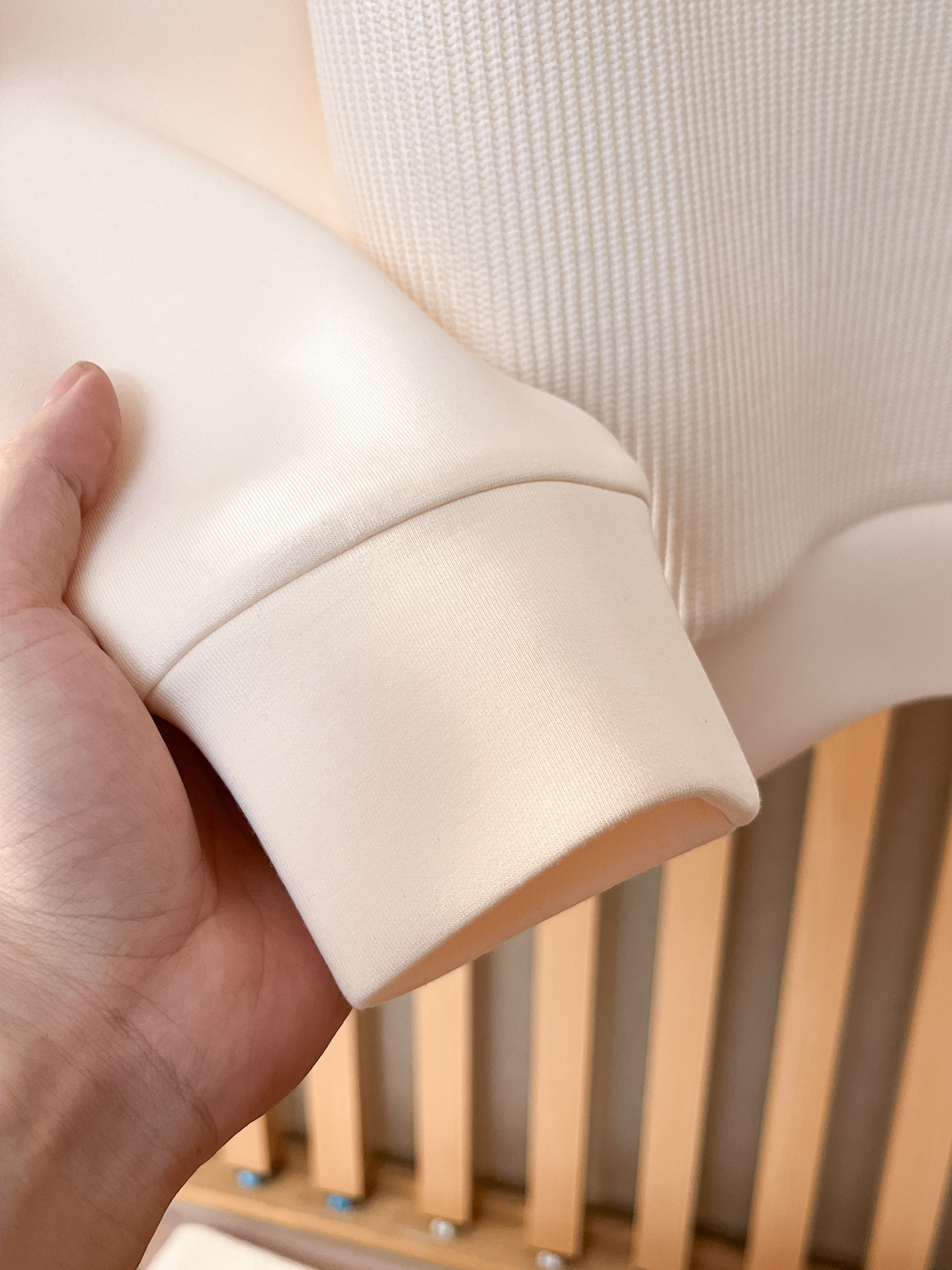 。普拉达 2025秋冬 羊毛混纺套头针织卫衣 几何拼皮的口袋设计 很有亮点，标志字母纽扣 细节上凸显质感