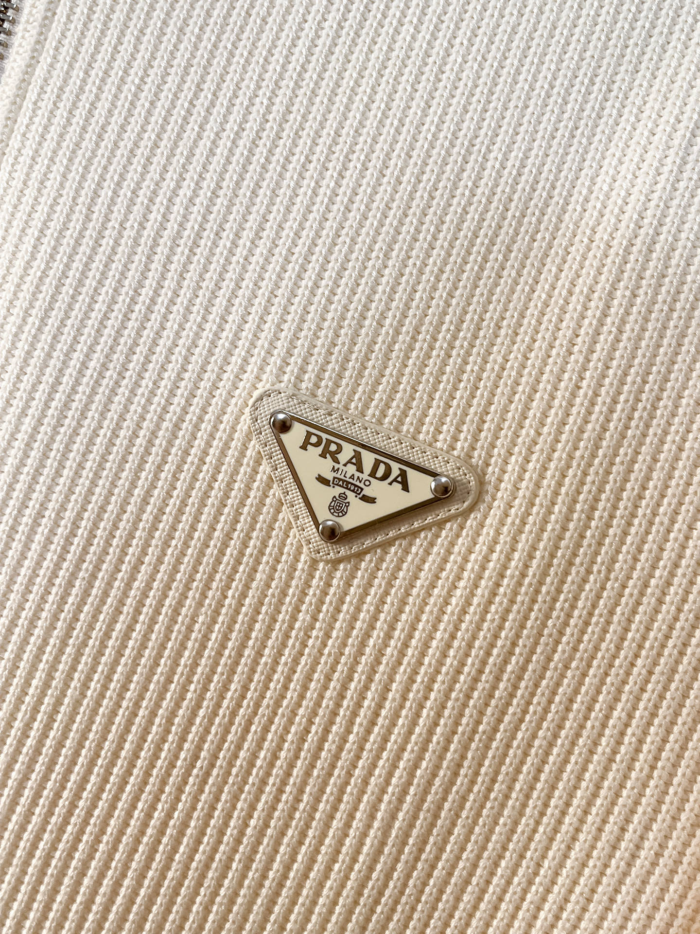 。普拉达 2025秋冬 羊毛混纺套头针织卫衣 几何拼皮的口袋设计 很有亮点，标志字母纽扣 细节上凸显质感