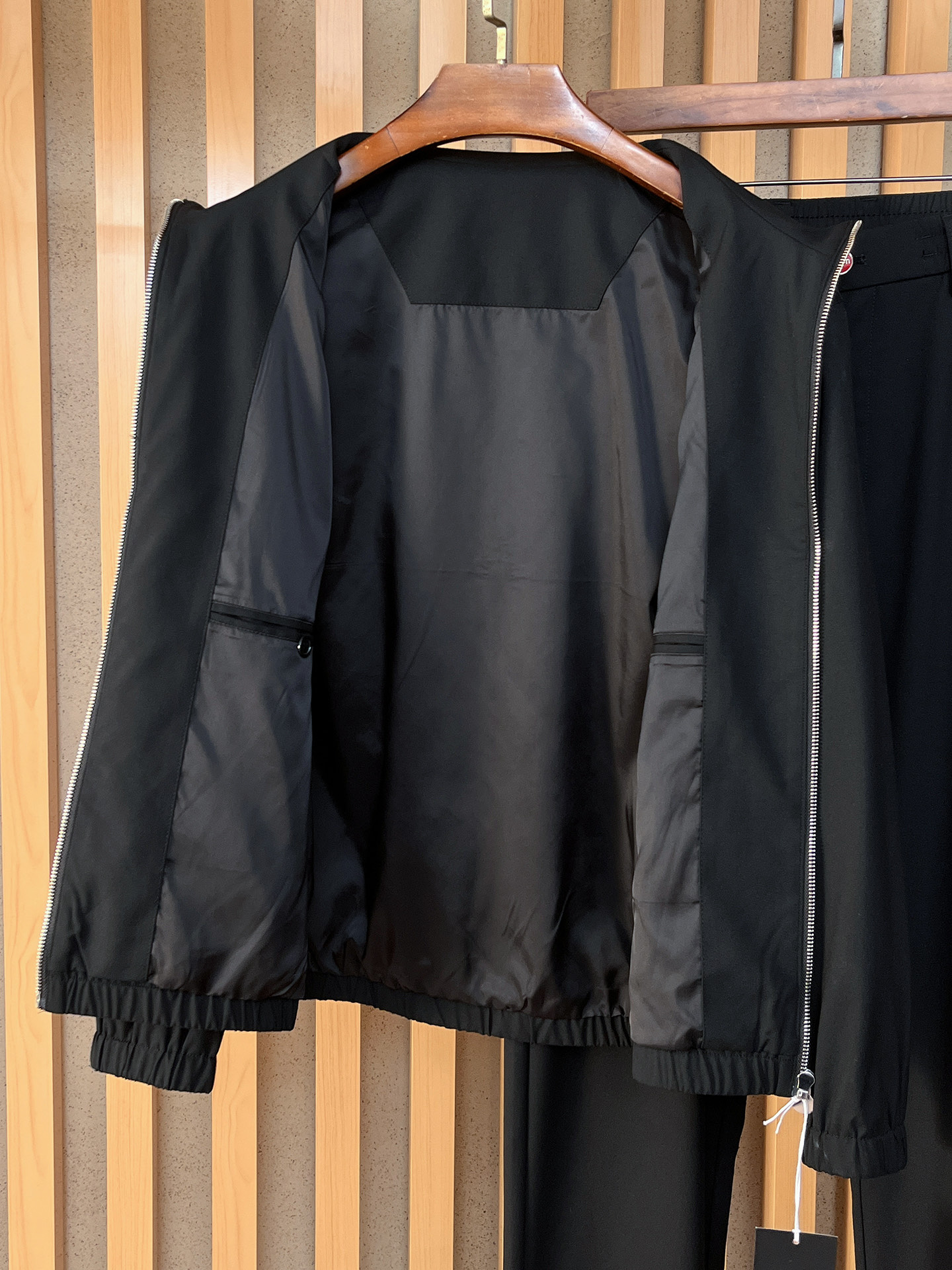 。kiton 2025秋冬新款套装 走秀款 定制原版面料 搭配夹克版型设计 非常洋气 版型超好不易褶皱 