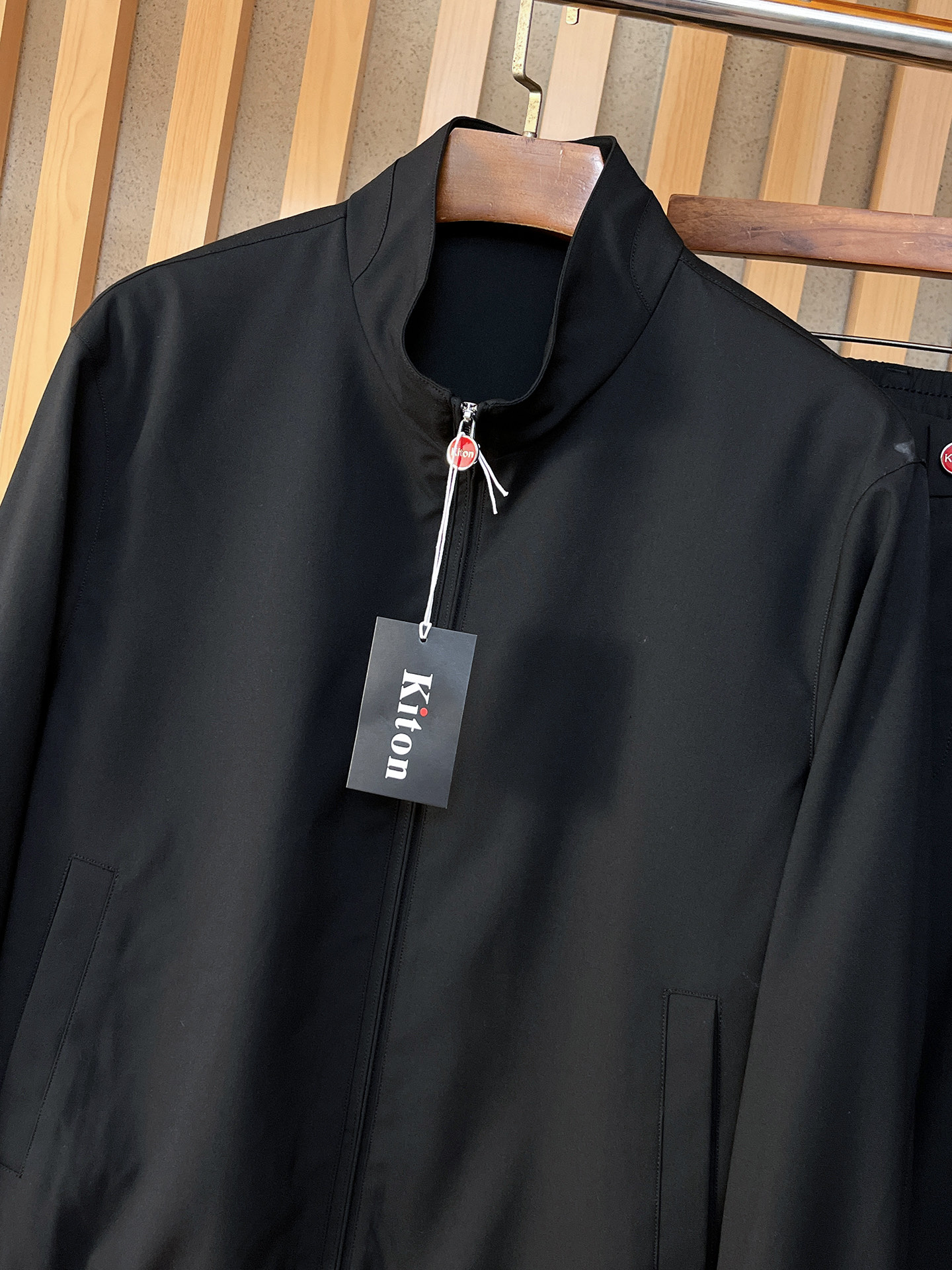 。kiton 2025秋冬新款套装 走秀款 定制原版面料 搭配夹克版型设计 非常洋气 版型超好不易褶皱 